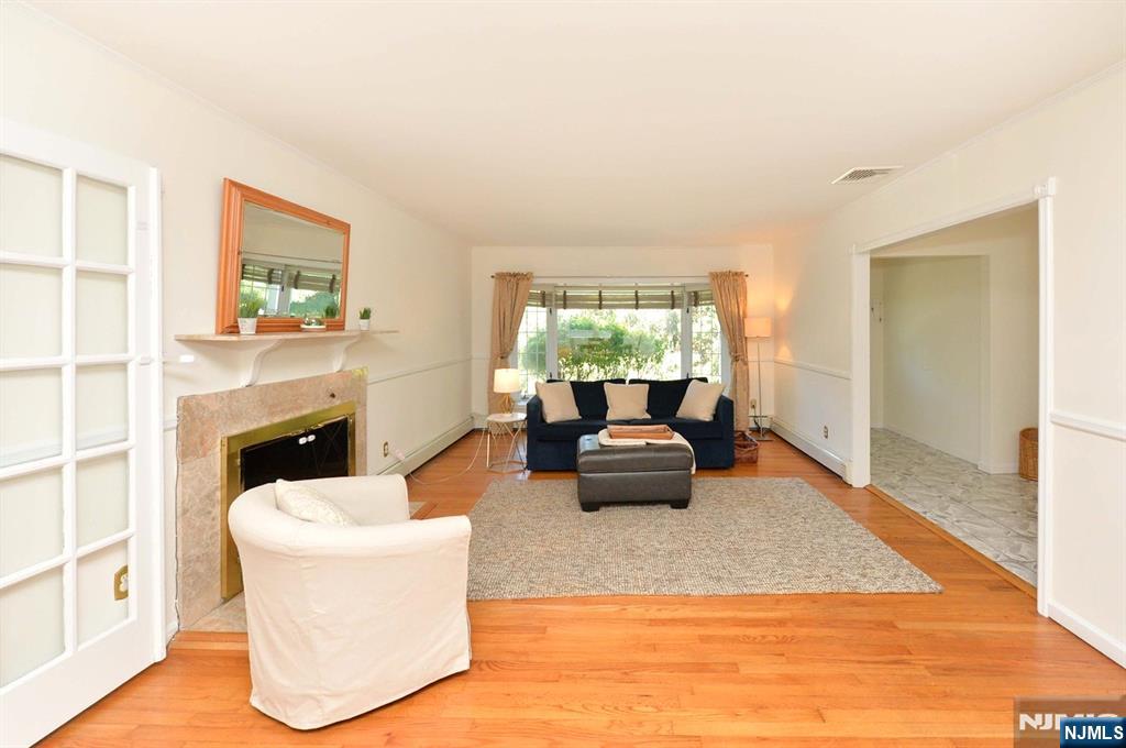 Oakland, New Jersey, 07436, United States, 3 Bedrooms Bedrooms, ,3 BathroomsBathrooms,Residential,For Sale,1934368