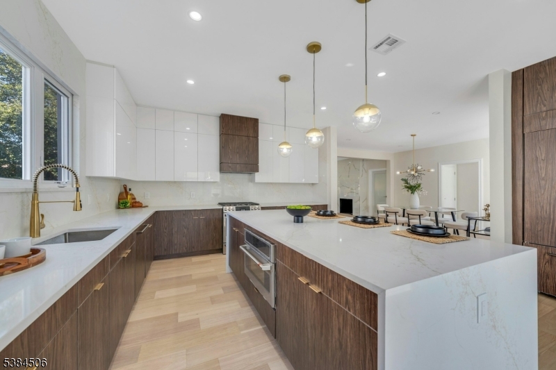 Montclair Twp., New Jersey, 07042, United States, 6 Bedrooms Bedrooms, ,5 BathroomsBathrooms,Residential,For Sale,1947111
