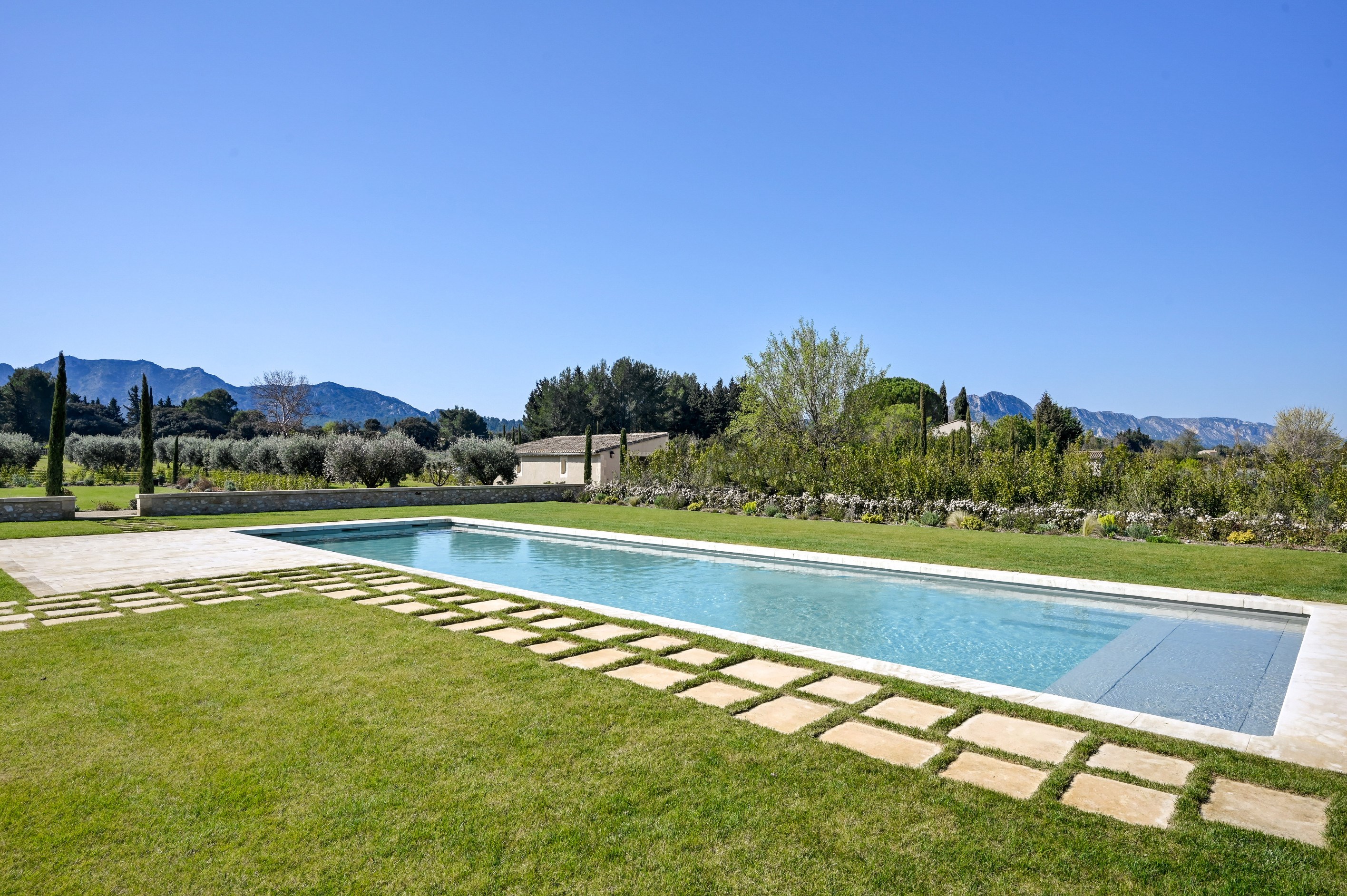  Renovated stone farmhouse with stunning views of the Alpilles, tennis court and… - 物件實景