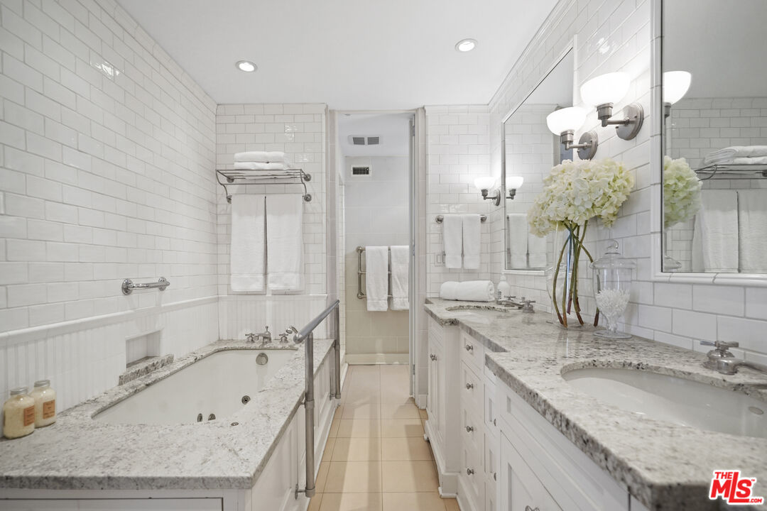 West Hollywood, California, 90069, United States, 2 Bedrooms Bedrooms, ,2 BathroomsBathrooms,Residential,For Sale,1910905