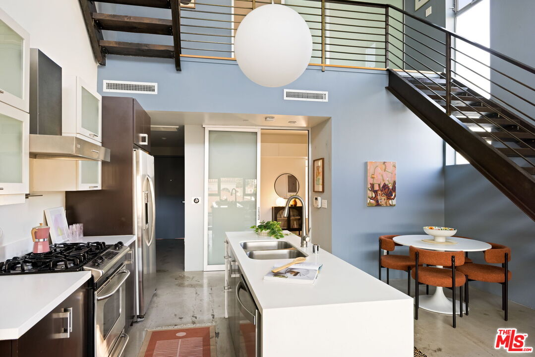 Los Angeles, California, 90038, United States, 2 Bedrooms Bedrooms, ,2 BathroomsBathrooms,Residential,For Sale,1917105