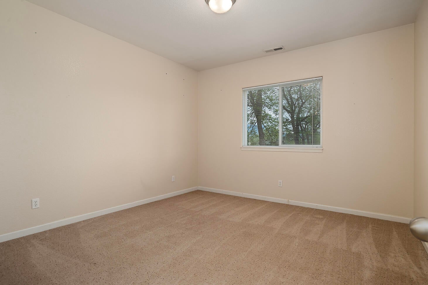 Grants Pass, Oregon, 97526, United States, 3 Bedrooms Bedrooms, ,3 BathroomsBathrooms,Residential,For Sale,1994829