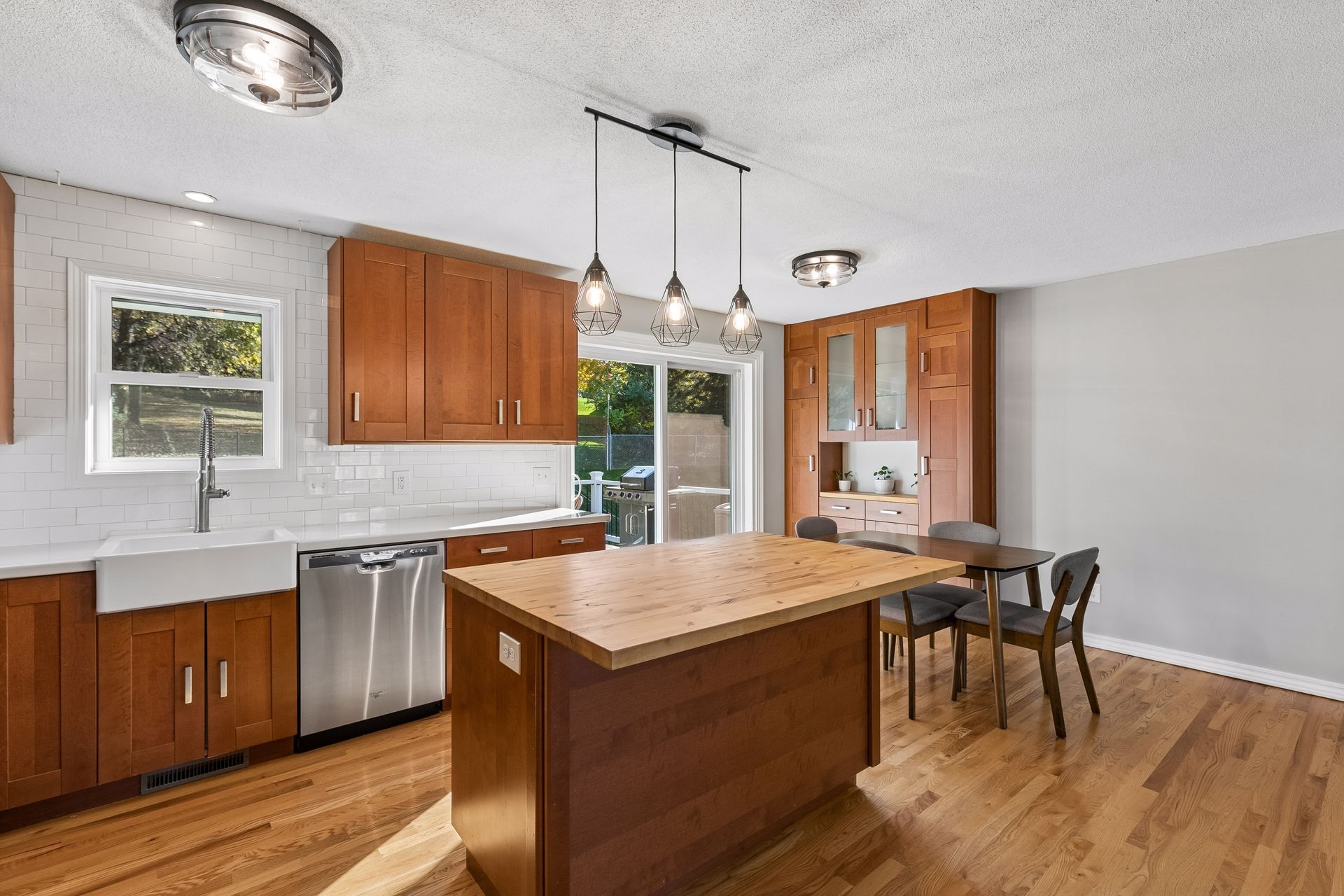  A Light-Filled Home Near Rolling Oaks Park - 物件實景