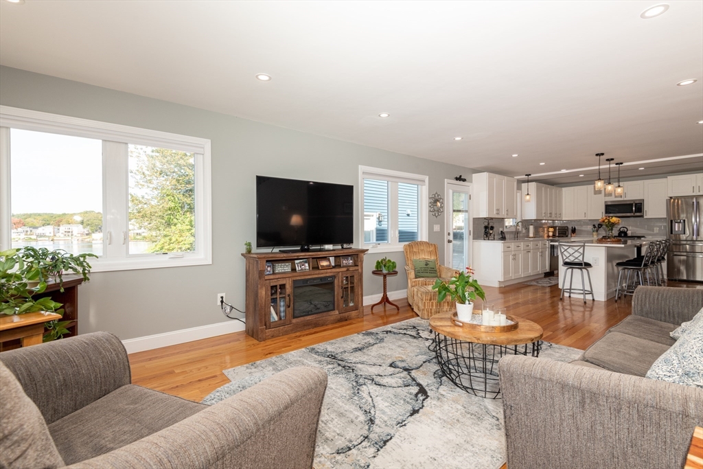 Lynn, Massachusetts, 01904, United States, 2 Bedrooms Bedrooms, ,4 BathroomsBathrooms,Residential,For Sale,1978027