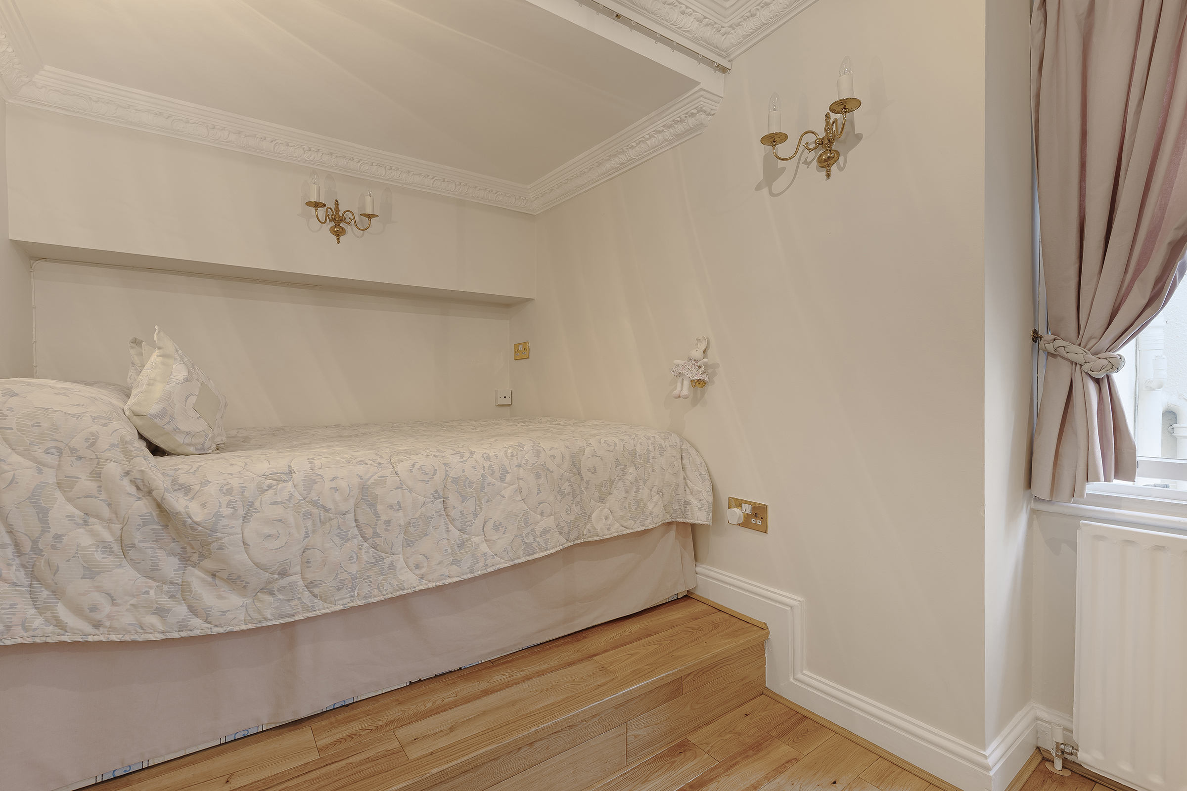  A Maisonette with a West-Facing Terrace on Queen