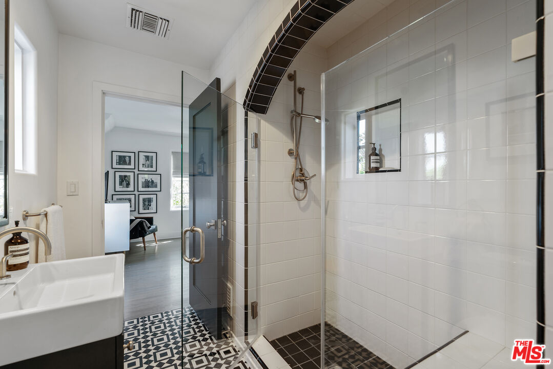 Los Angeles, California, 90020, United States, 5 Bedrooms Bedrooms, ,5 BathroomsBathrooms,Residential,For Sale,1939583
