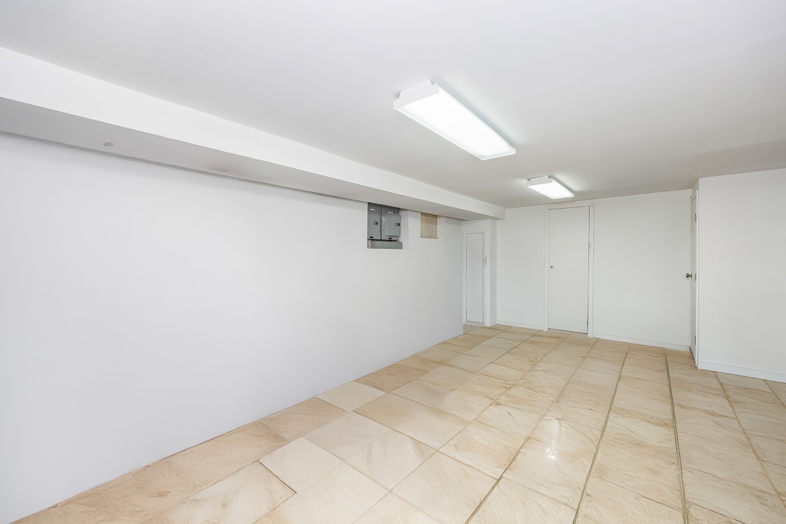 Middle Village, New York, 11379, United States, 3 Bedrooms Bedrooms, ,2 BathroomsBathrooms,Residential,For Sale,1933512