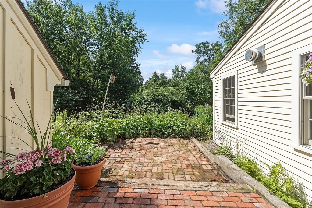 Harvard, Massachusetts, 01451, United States, 4 Bedrooms Bedrooms, ,3 BathroomsBathrooms,Residential,For Sale,1895832
