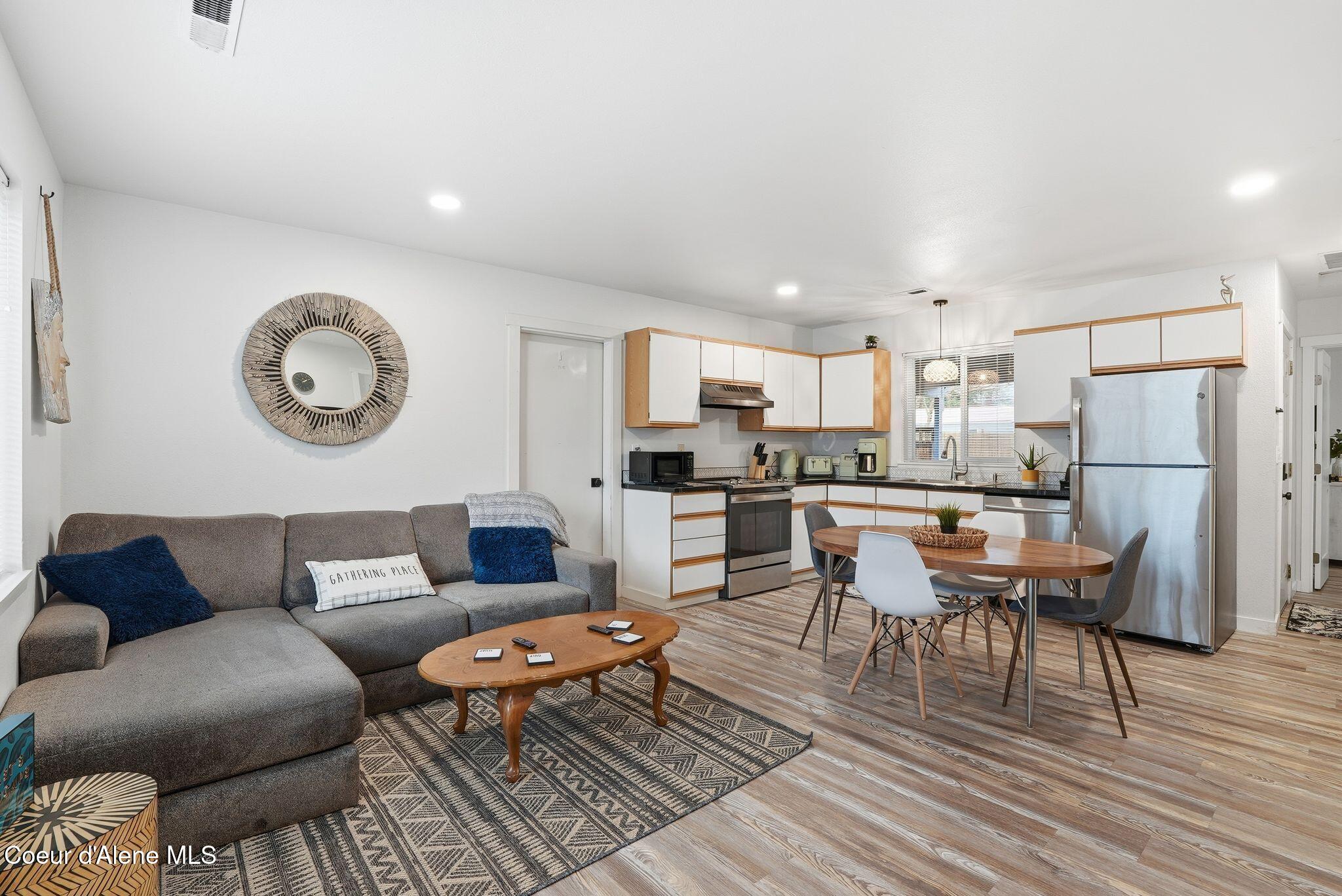 Coeur d'Alene, Idaho, 83814, United States, ,Residential,For Sale,2033062
