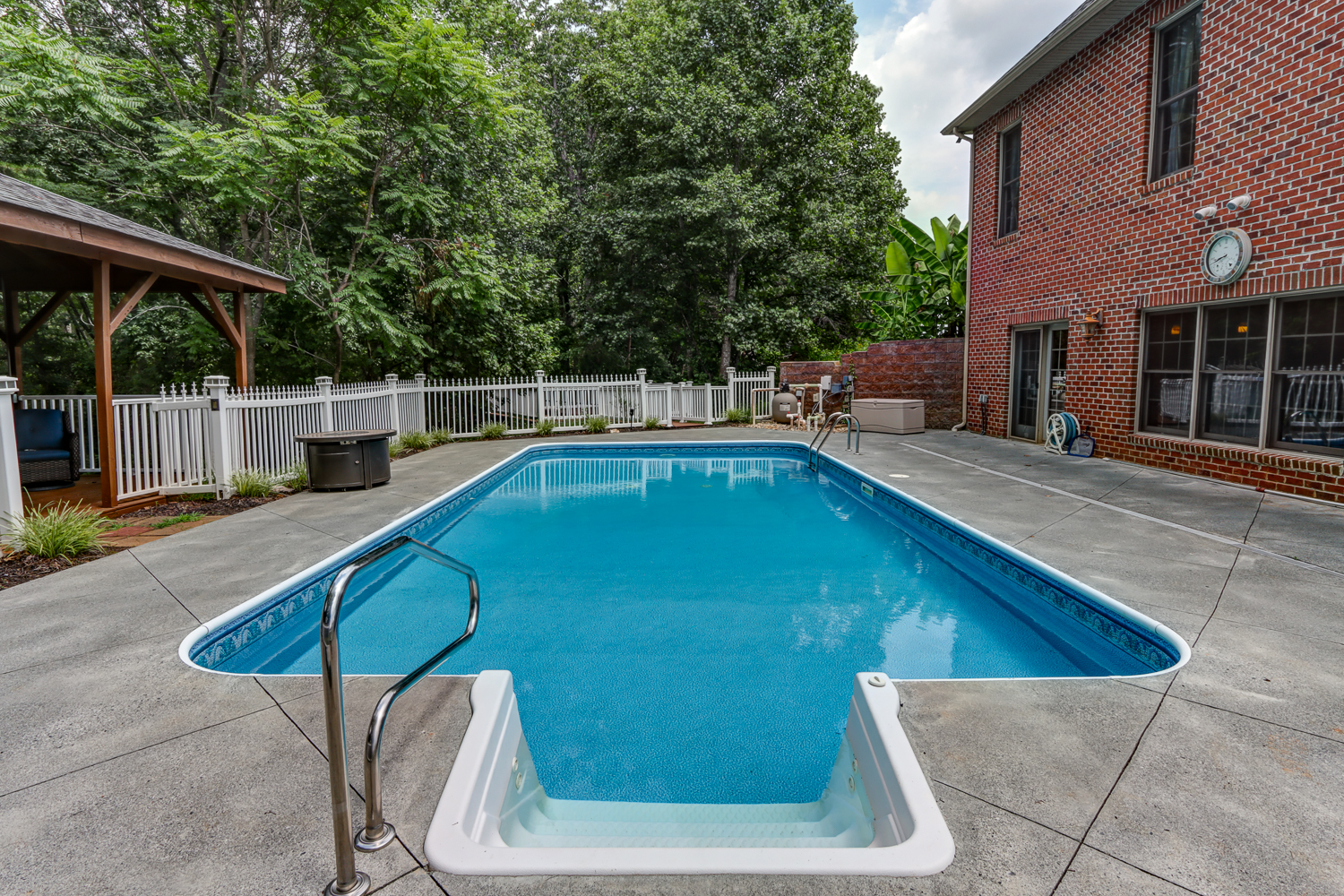 Appomattox, Virginia, 24522, United States, 4 Bedrooms Bedrooms, ,Residential,For Sale,1905819