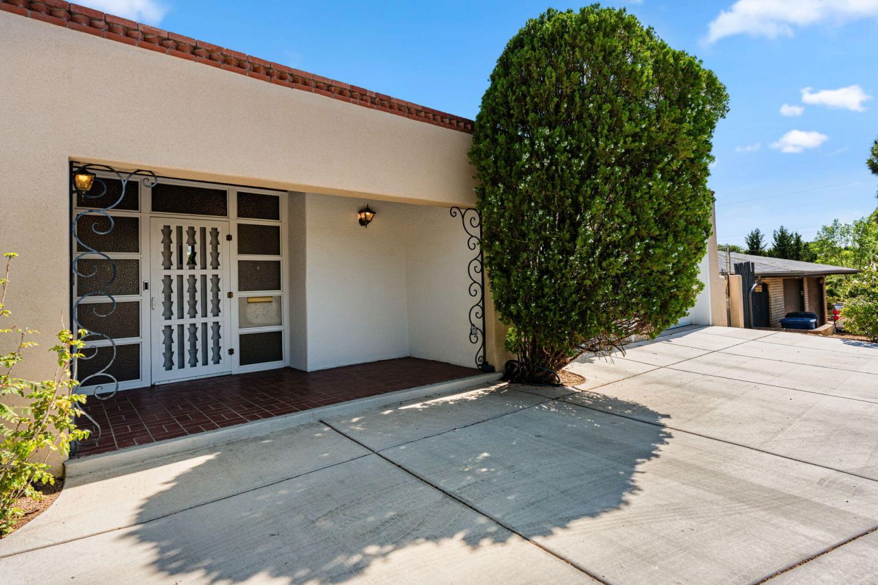Albuquerque, New Mexico, 87106, United States, 4 Bedrooms Bedrooms, ,5 BathroomsBathrooms,Residential,For Sale,1896146
