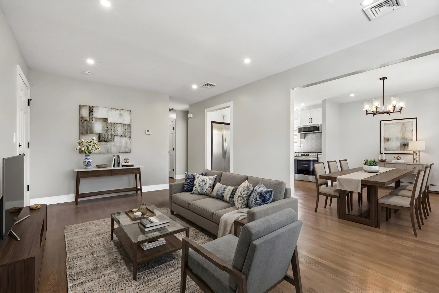  Thoughtfully Updated Two Family Home - 物件實景