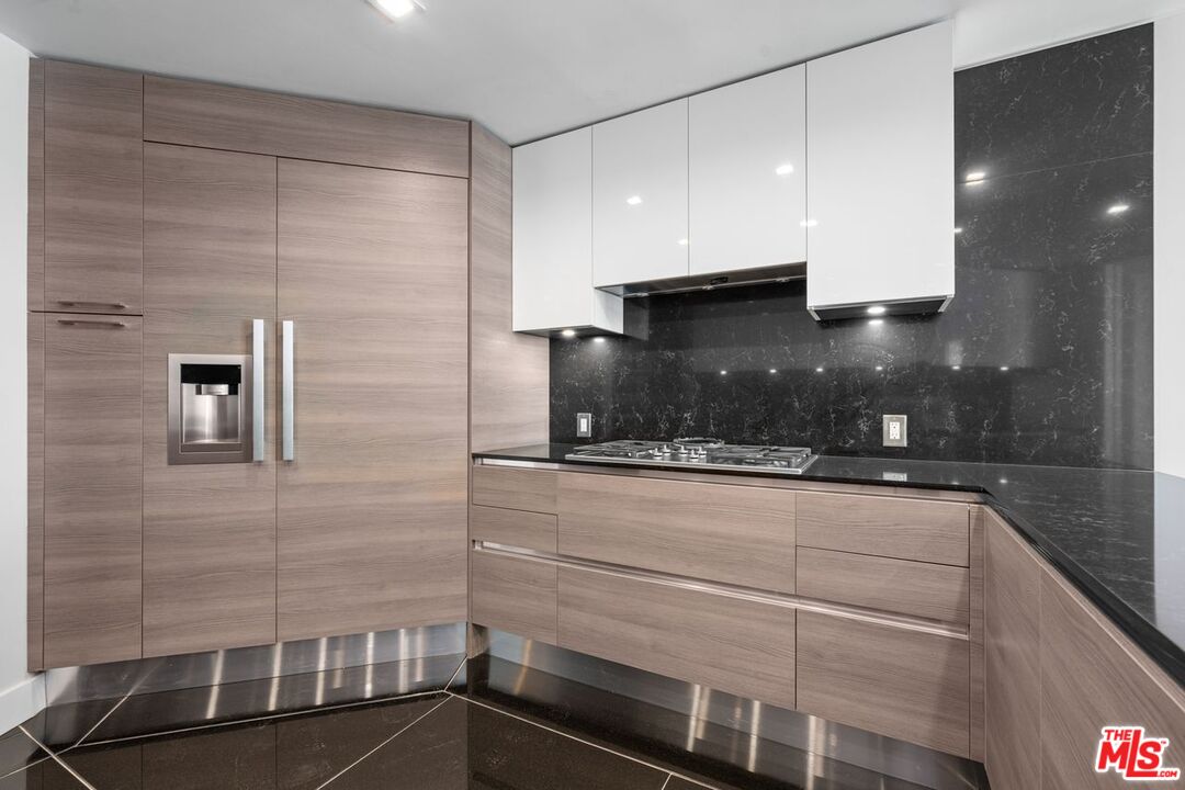 Los Angeles, California, 90024, United States, 3 Bedrooms Bedrooms, ,3 BathroomsBathrooms,Residential,For Sale,1949652