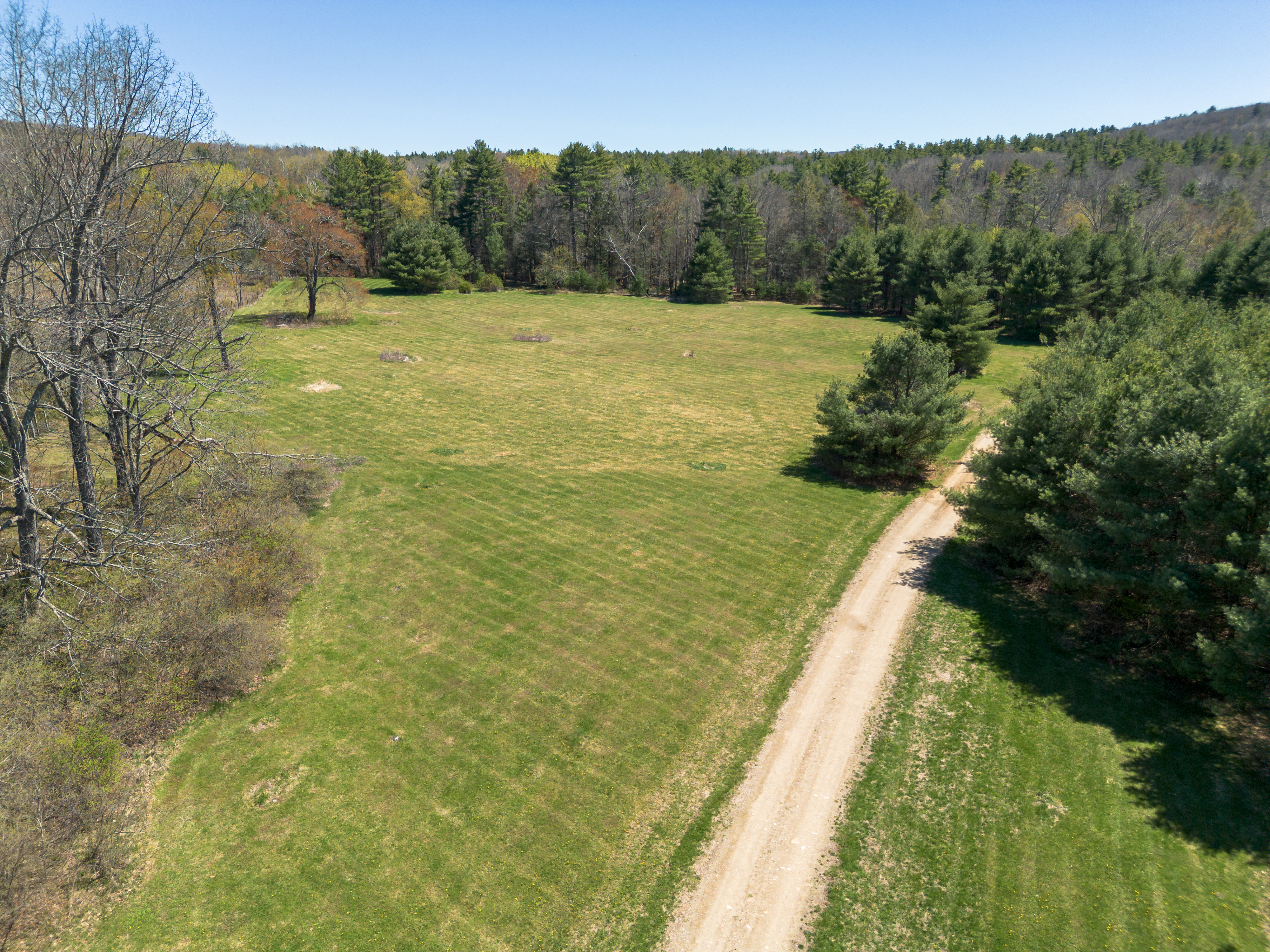  A Tranquil Berkshire Legacy: 22 Scenic Acres and a Landmark 3-Story Barn, Brookm - 物件實景