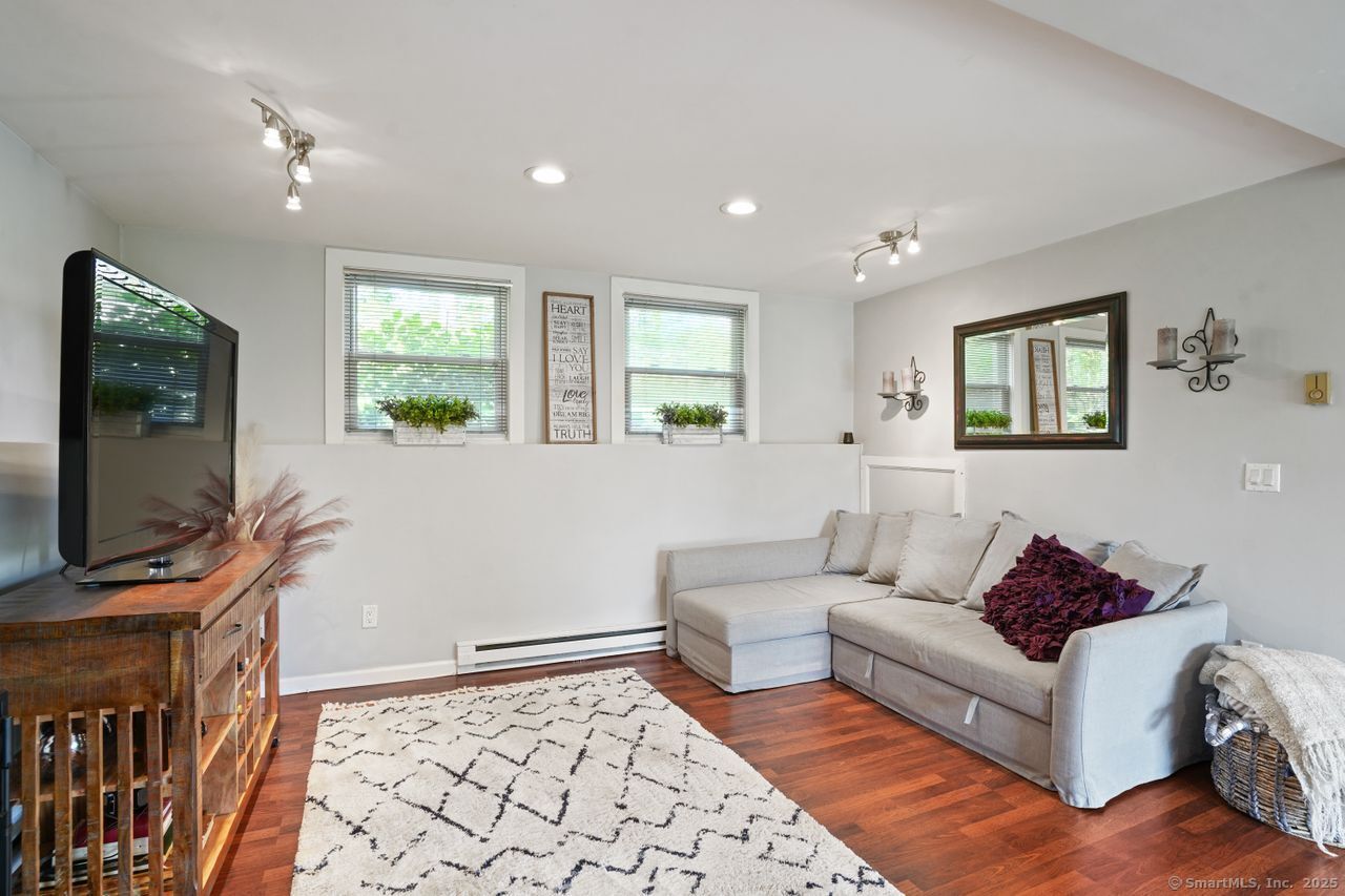 Redding, Connecticut, 06896, United States, 2 Bedrooms Bedrooms, ,1 BathroomBathrooms,Residential,For Sale,1920127