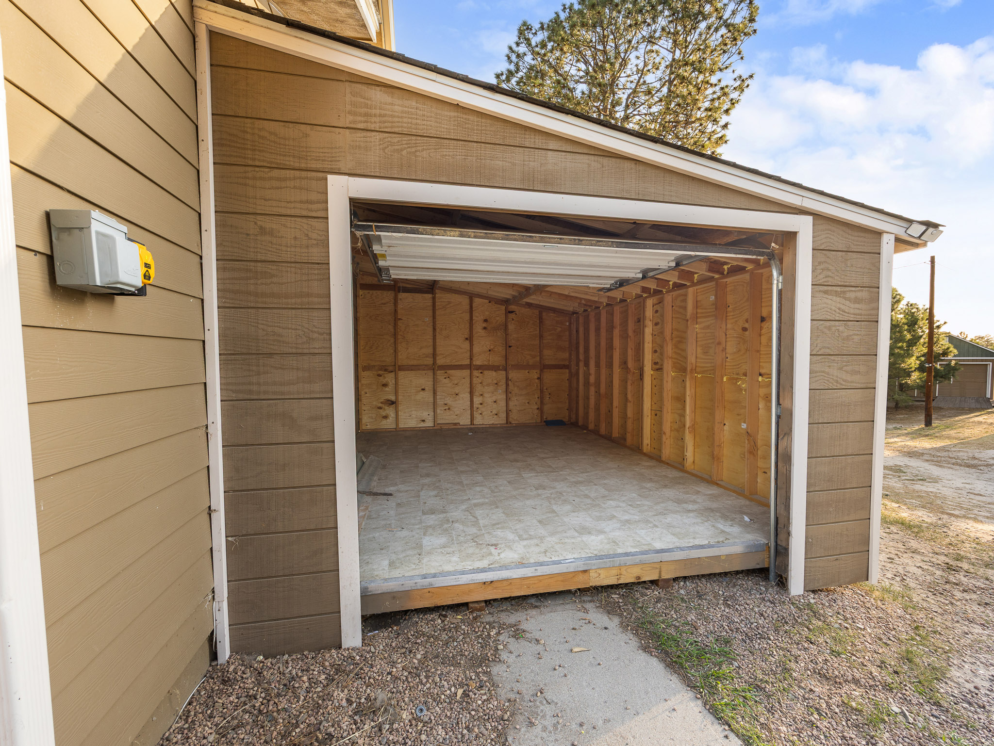  Set behind a gated entry on two and a half wooded acres - 物件實景