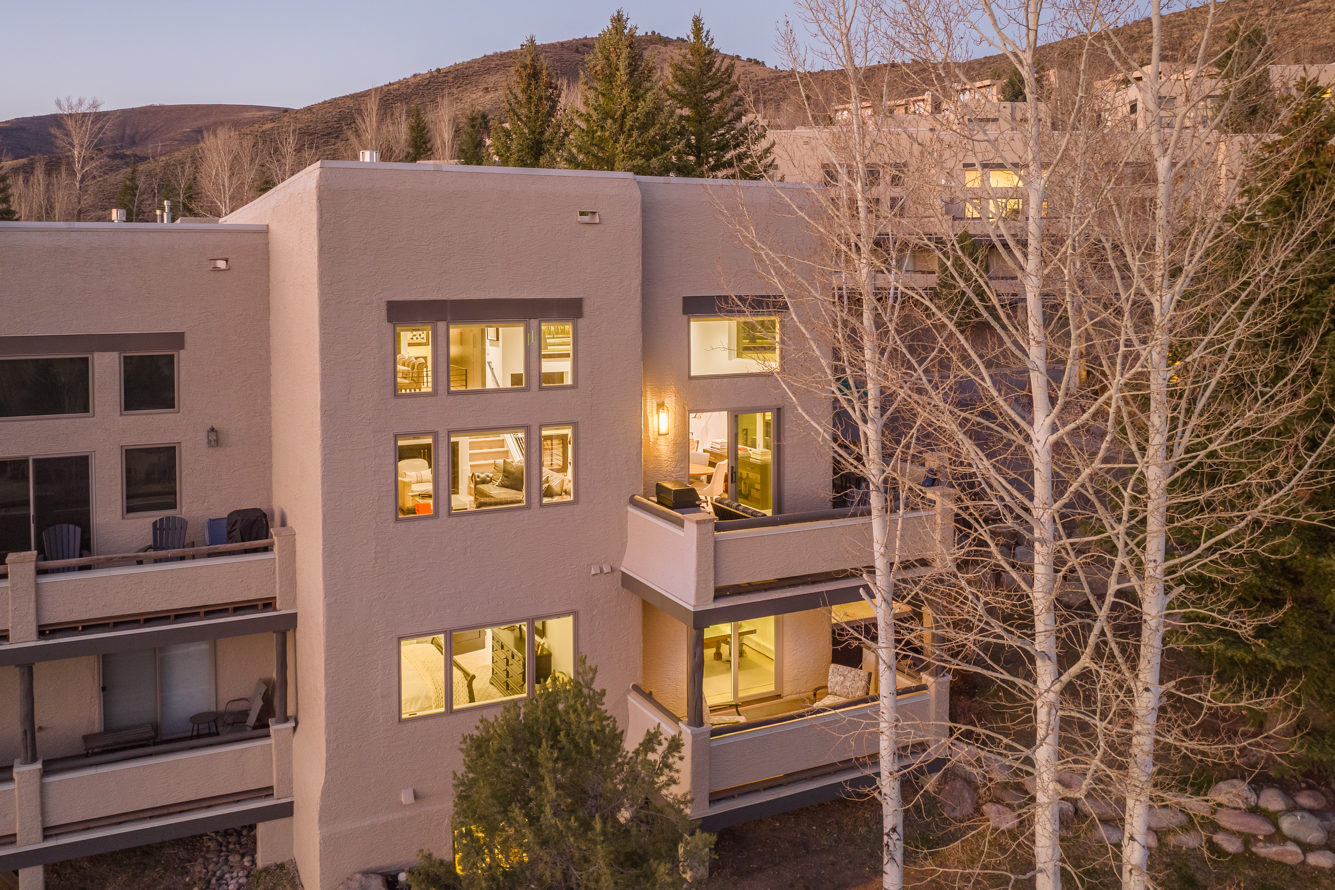  Captures sweeping views of Arrowhead and the surrounding mountain landscape. - 物件實景