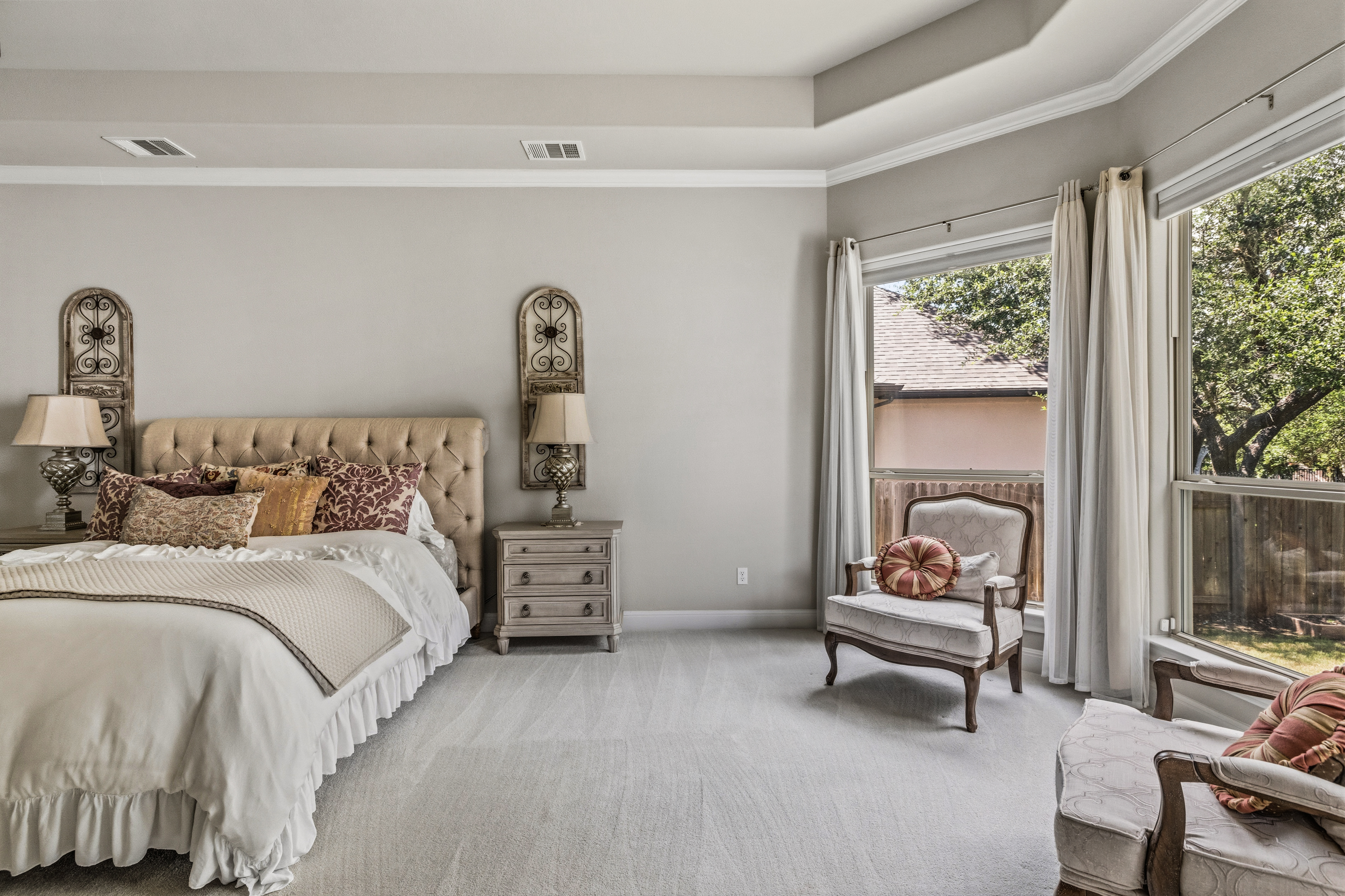  Private Greenbelt Retreat with Dual Main-Floor Suites - 物件實景
