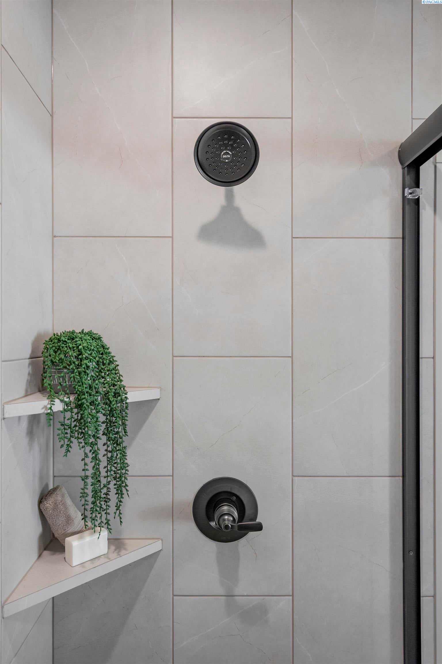 Richland, Washington, 99352, United States, 4 Bedrooms Bedrooms, ,3 BathroomsBathrooms,Residential,For Sale,1980389