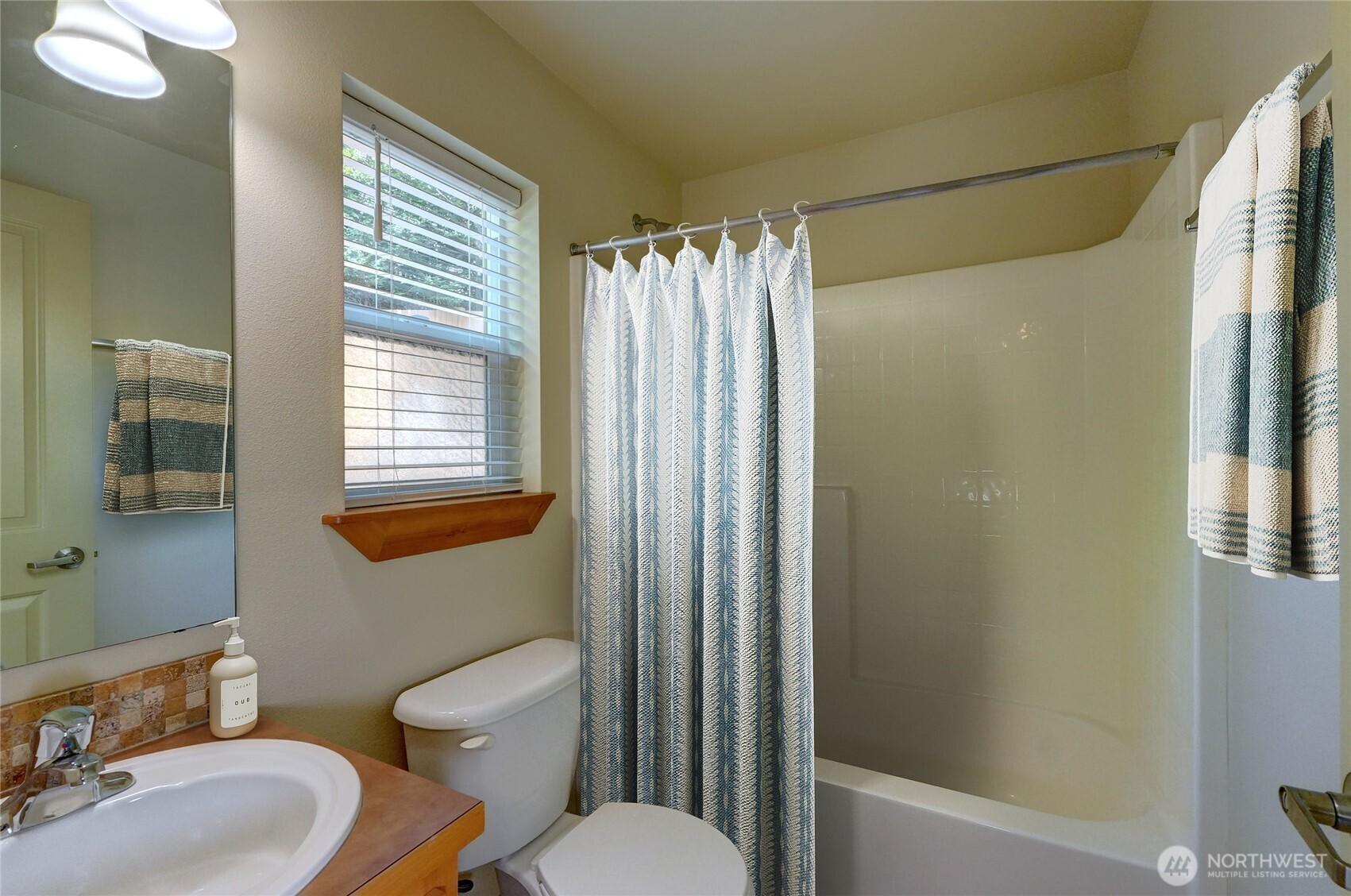 SEATTLE, Washington, 98133, United States, 3 Bedrooms Bedrooms, ,3 BathroomsBathrooms,Residential,For Sale,1890741