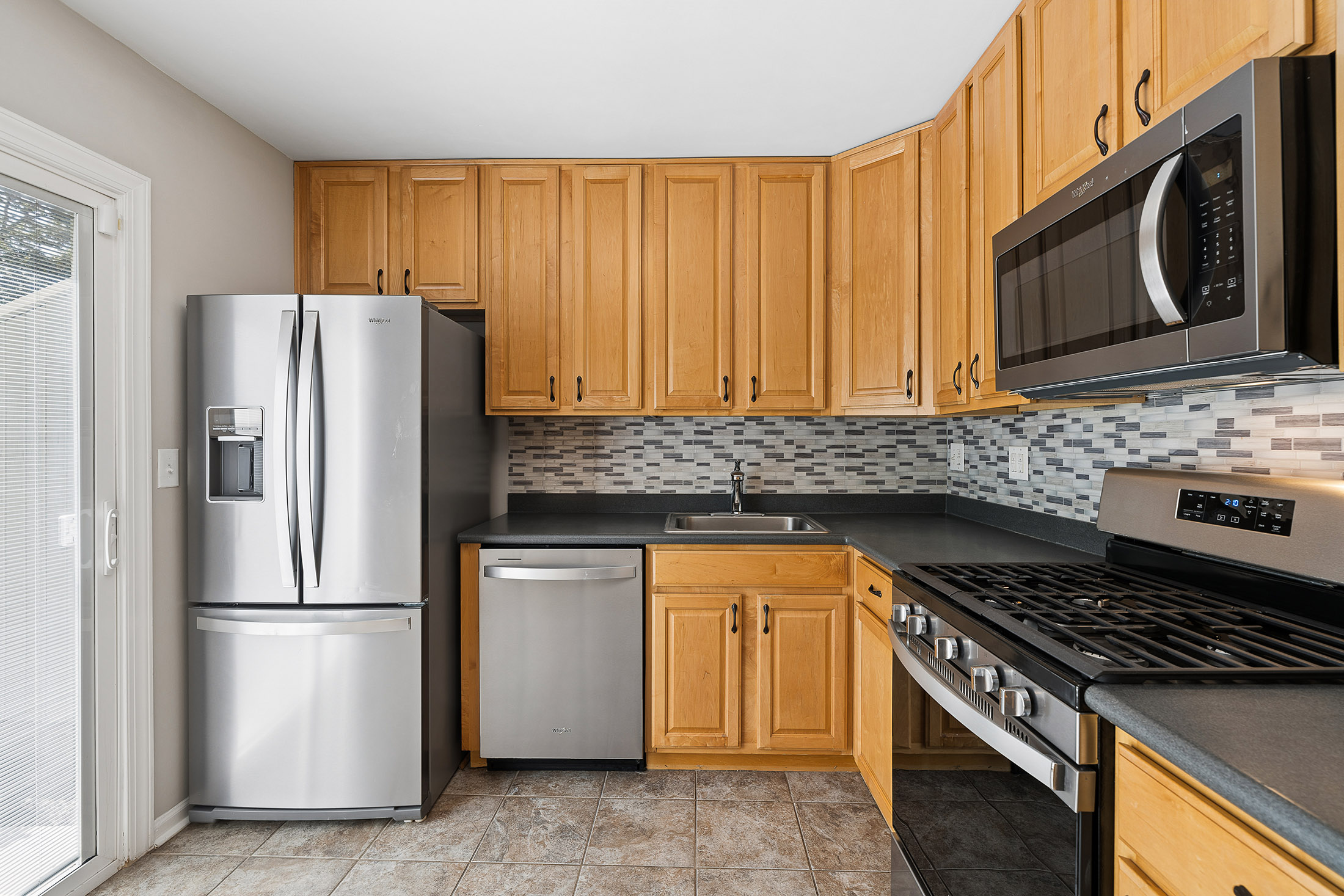  Beautifully Updated Fee Simple Townhome in an Exceptional Brookhaven Location - 物件實景