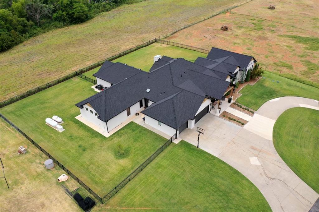 Amber, Oklahoma, 73004, United States, 6 Bedrooms Bedrooms, ,4 BathroomsBathrooms,Residential,For Sale,1984407