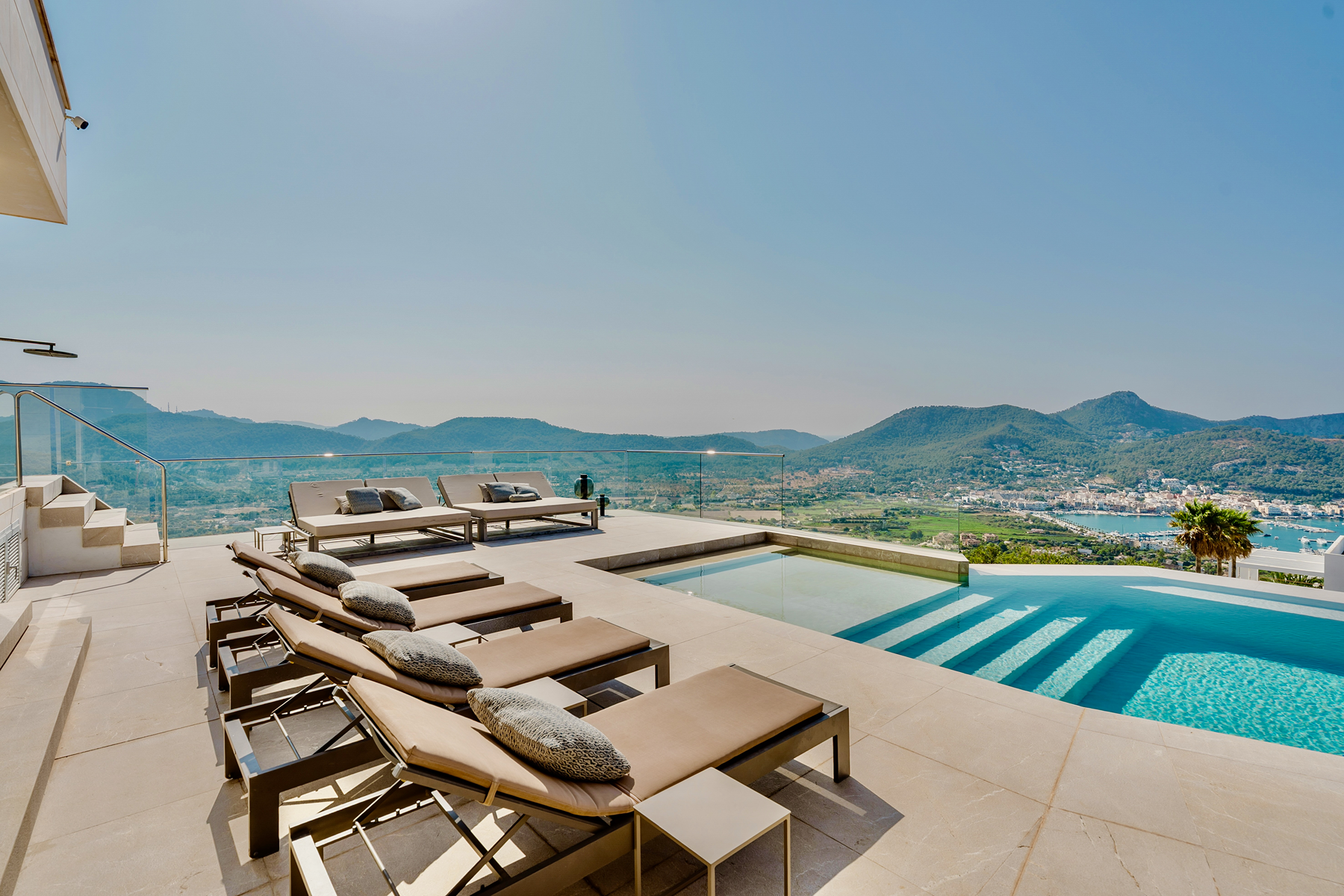  Modern-style villa with sea views in Port d