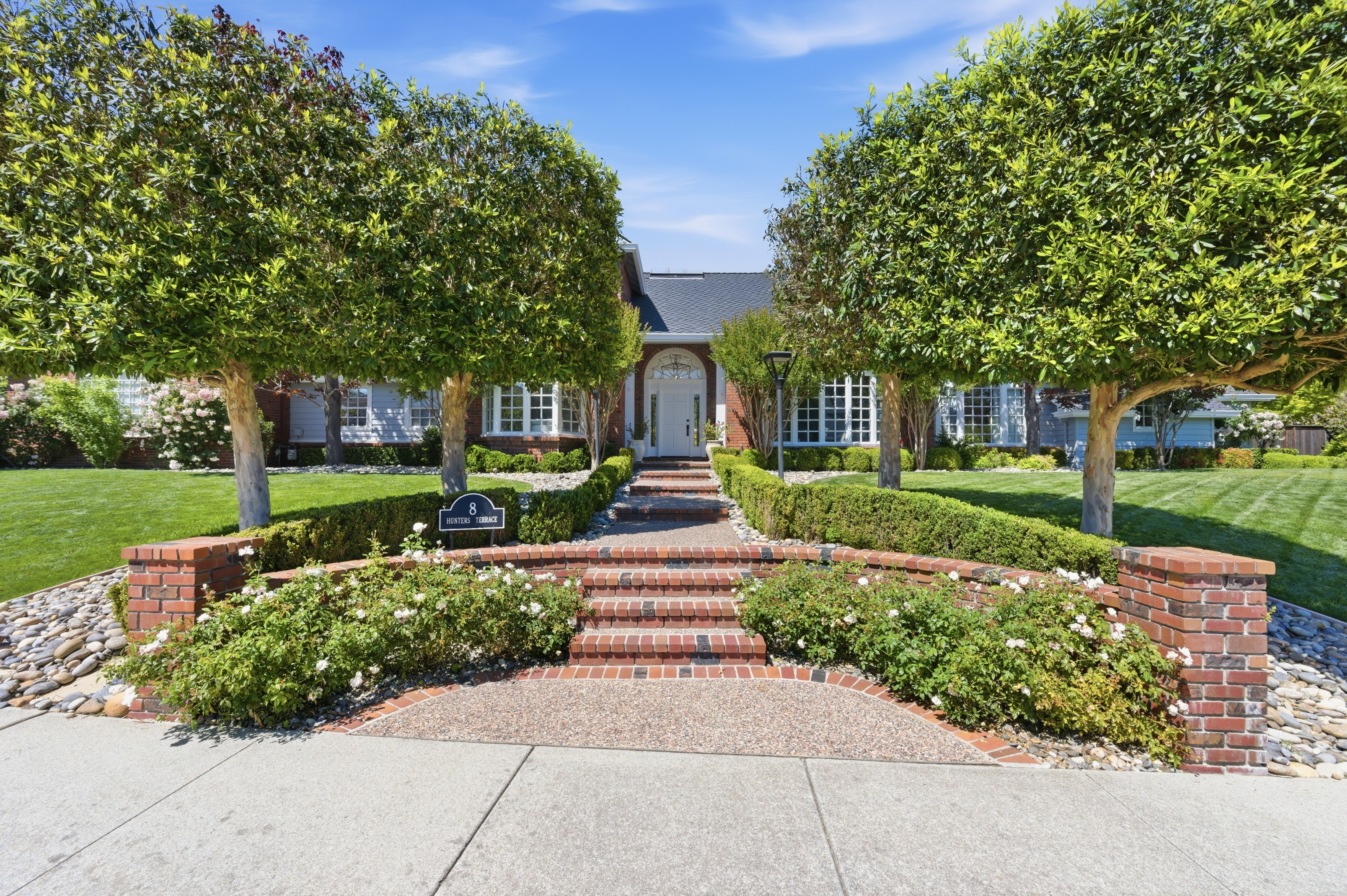  Timeless Transitional Estate with Resort-Style Backyard - 物件實景