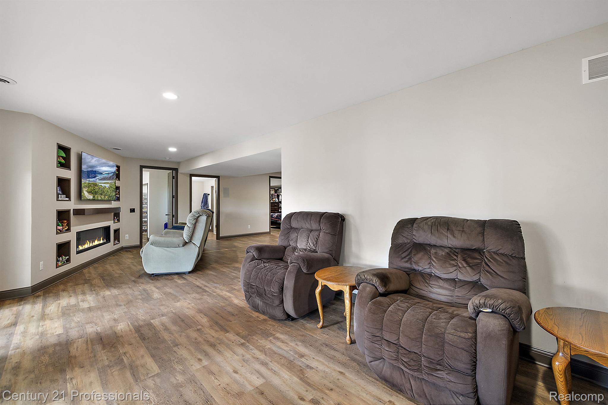 Davisburg, Michigan, 48350, United States, 5 Bedrooms Bedrooms, ,4 BathroomsBathrooms,Residential,For Sale,1978362