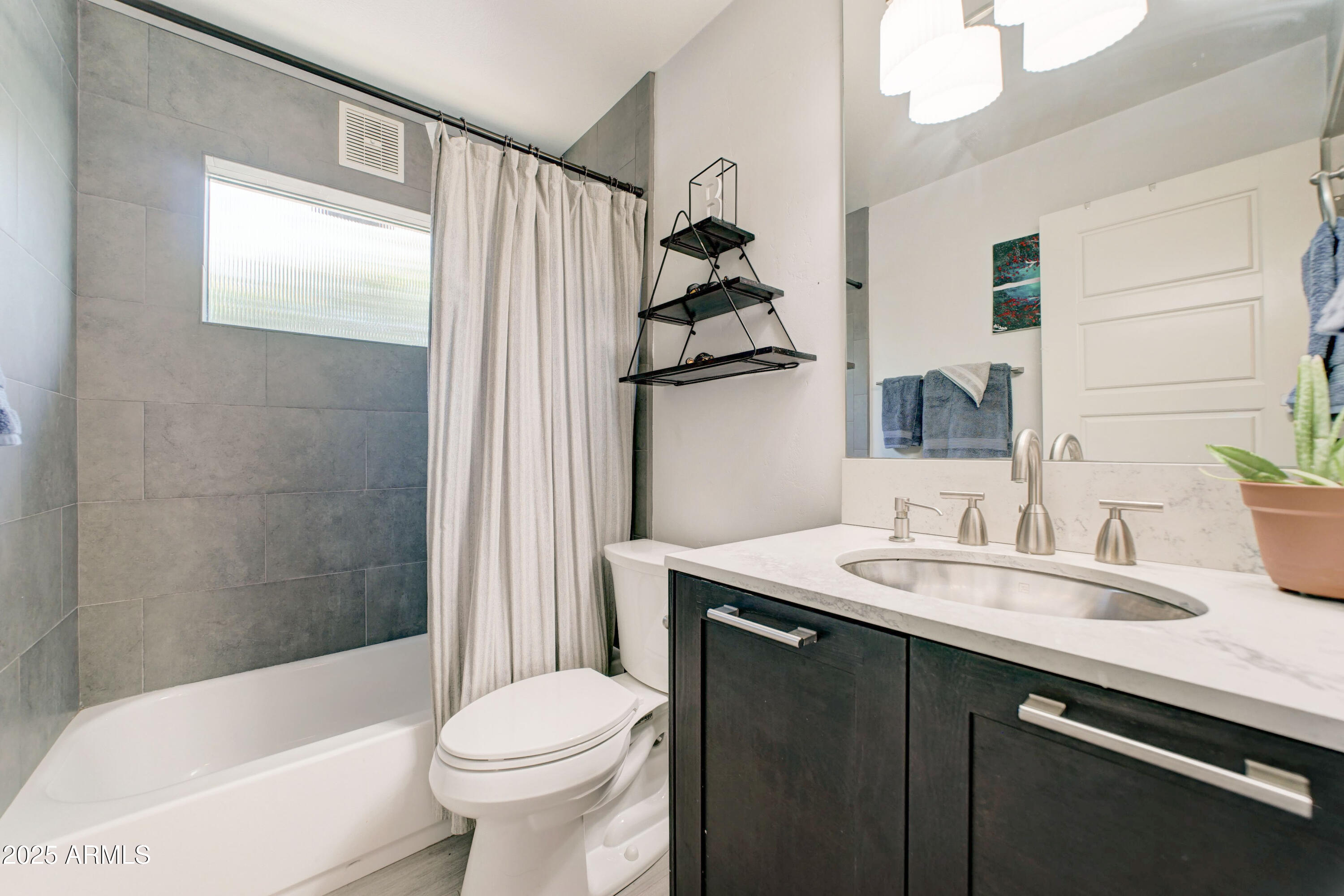 Phoenix, Arizona, 85028, United States, 4 Bedrooms Bedrooms, ,3 BathroomsBathrooms,Residential,For Sale,1989042