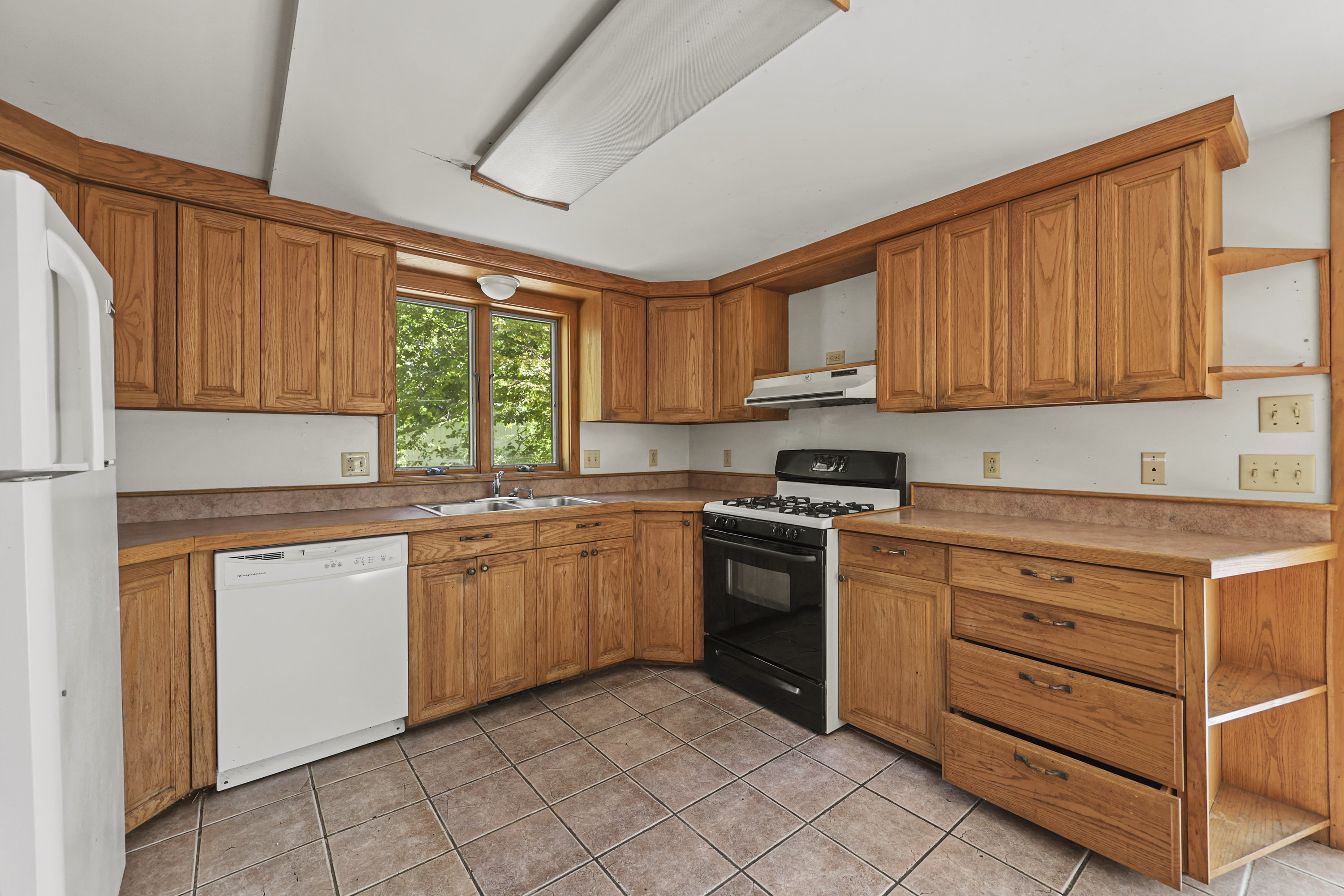  CHARMING STOCKBRIDGE 4-BED HOME AWAITS YOUR VISION - 物件實景