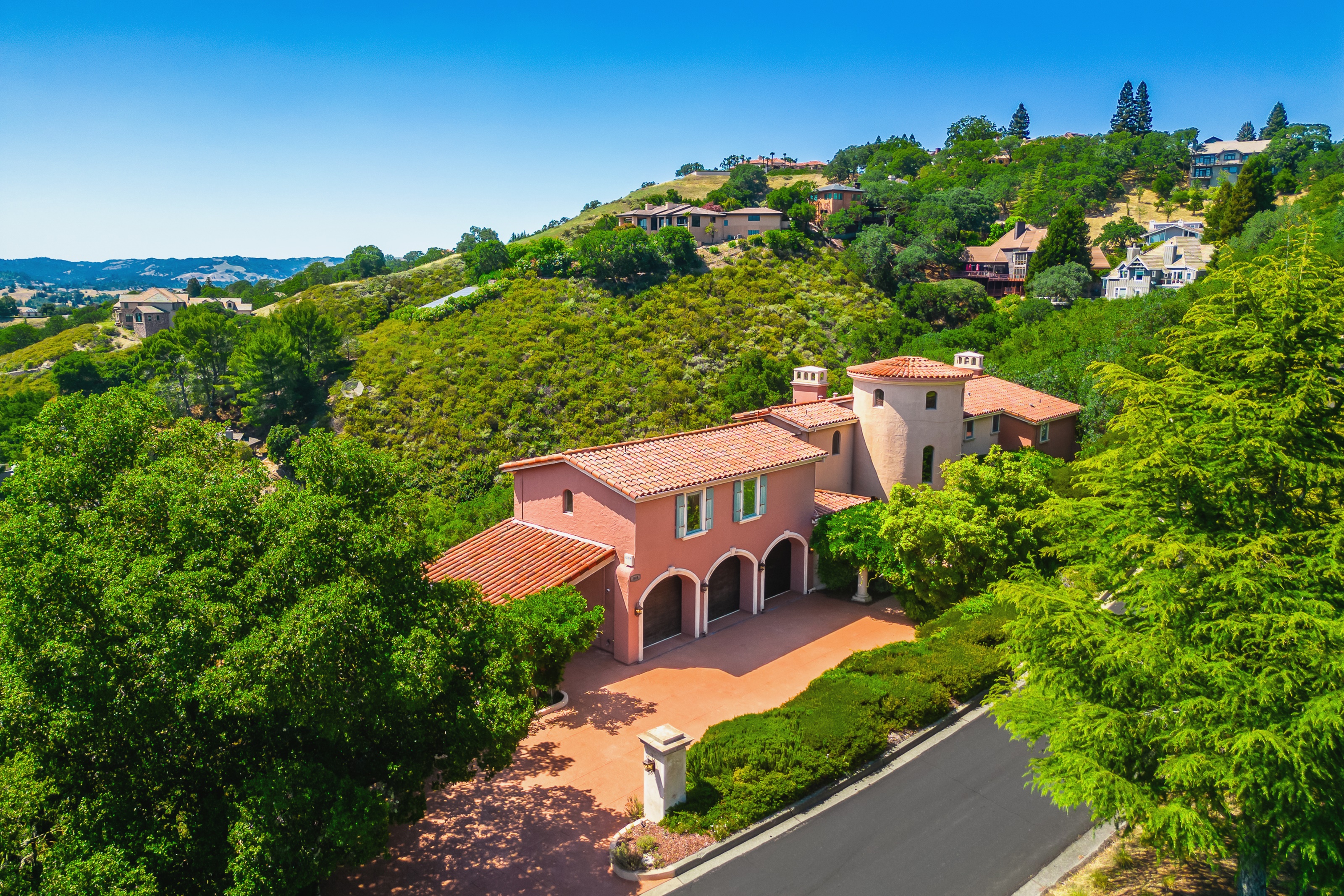  An Extraordinary Round Hill Estate Defined by Privacy, Views, and Sophistication - 物件實景