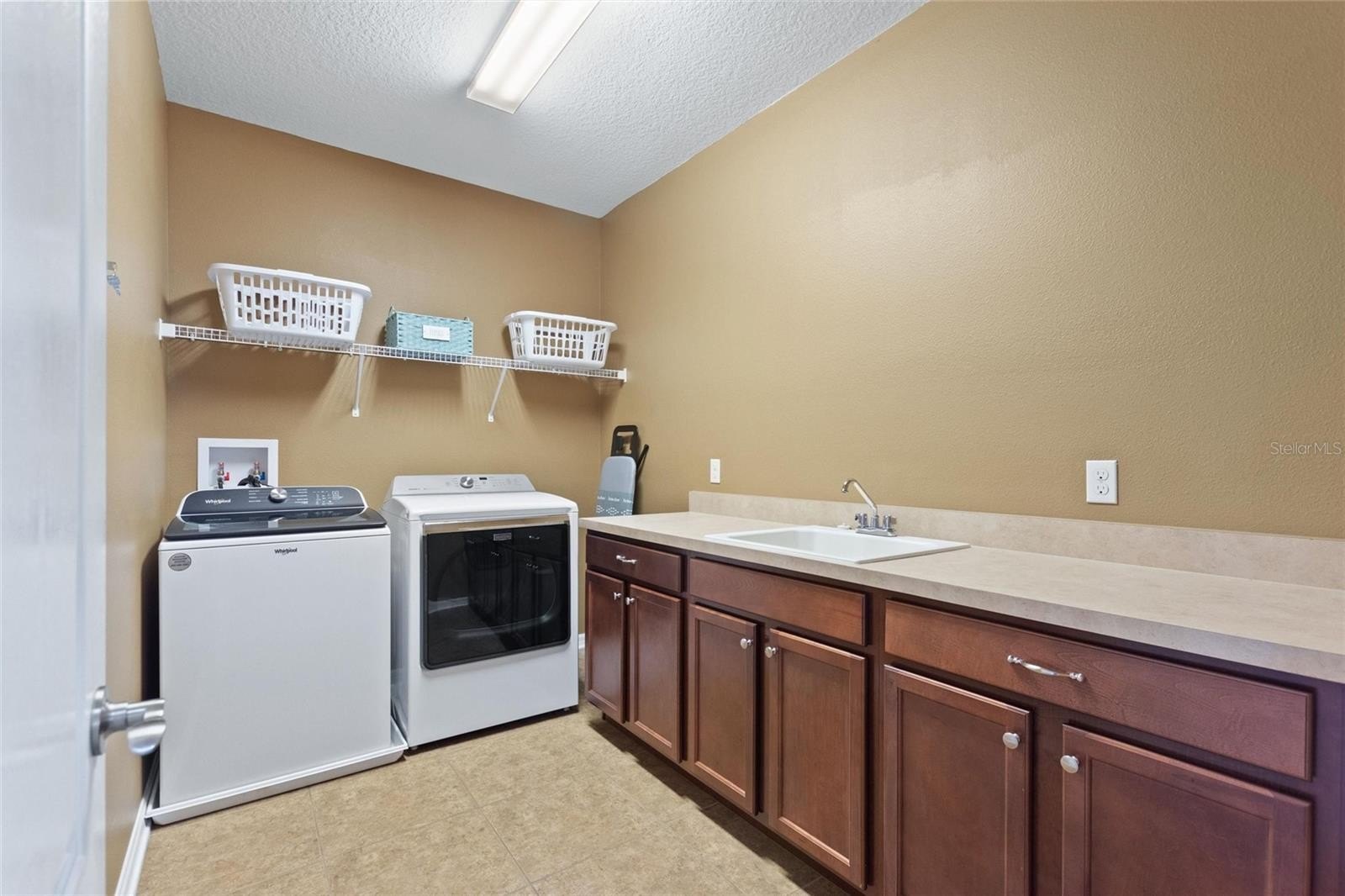 AUBURNDALE, Florida, 33823, United States, 5 Bedrooms Bedrooms, ,5 BathroomsBathrooms,Residential,For Sale,1986097