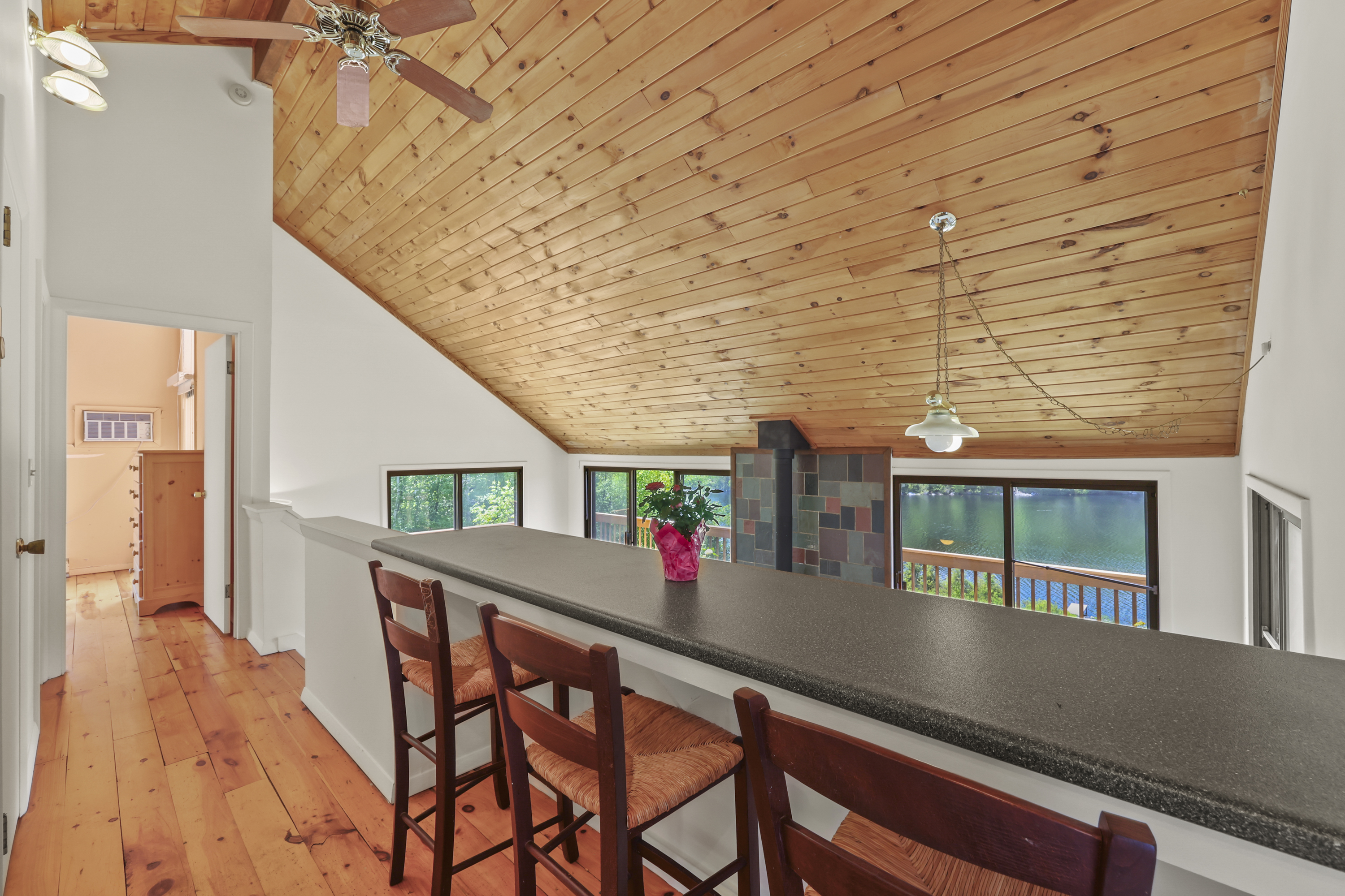  Exceptional Waterfront Retreat on Tranquil Hayes Pond - 物件實景
