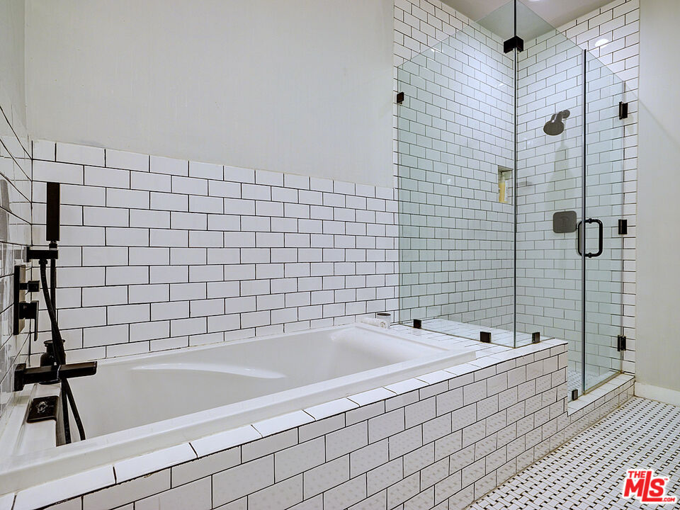 Los Angeles, California, 90025, United States, 3 Bedrooms Bedrooms, ,3 BathroomsBathrooms,Residential,For Sale,1947986