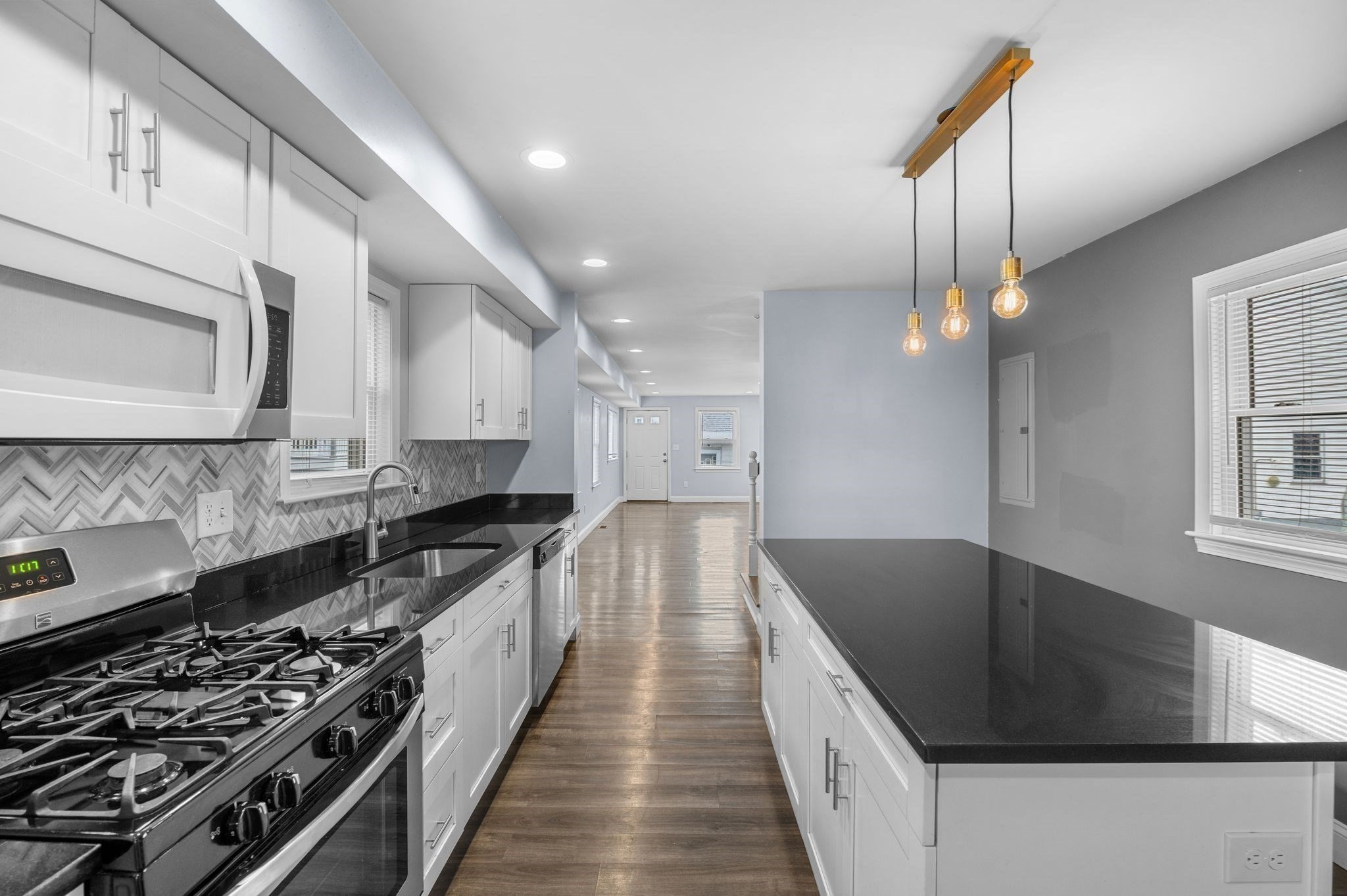 Revere, Massachusetts, 02151, United States, 2 Bedrooms Bedrooms, ,3 BathroomsBathrooms,Residential,For Sale,2008626