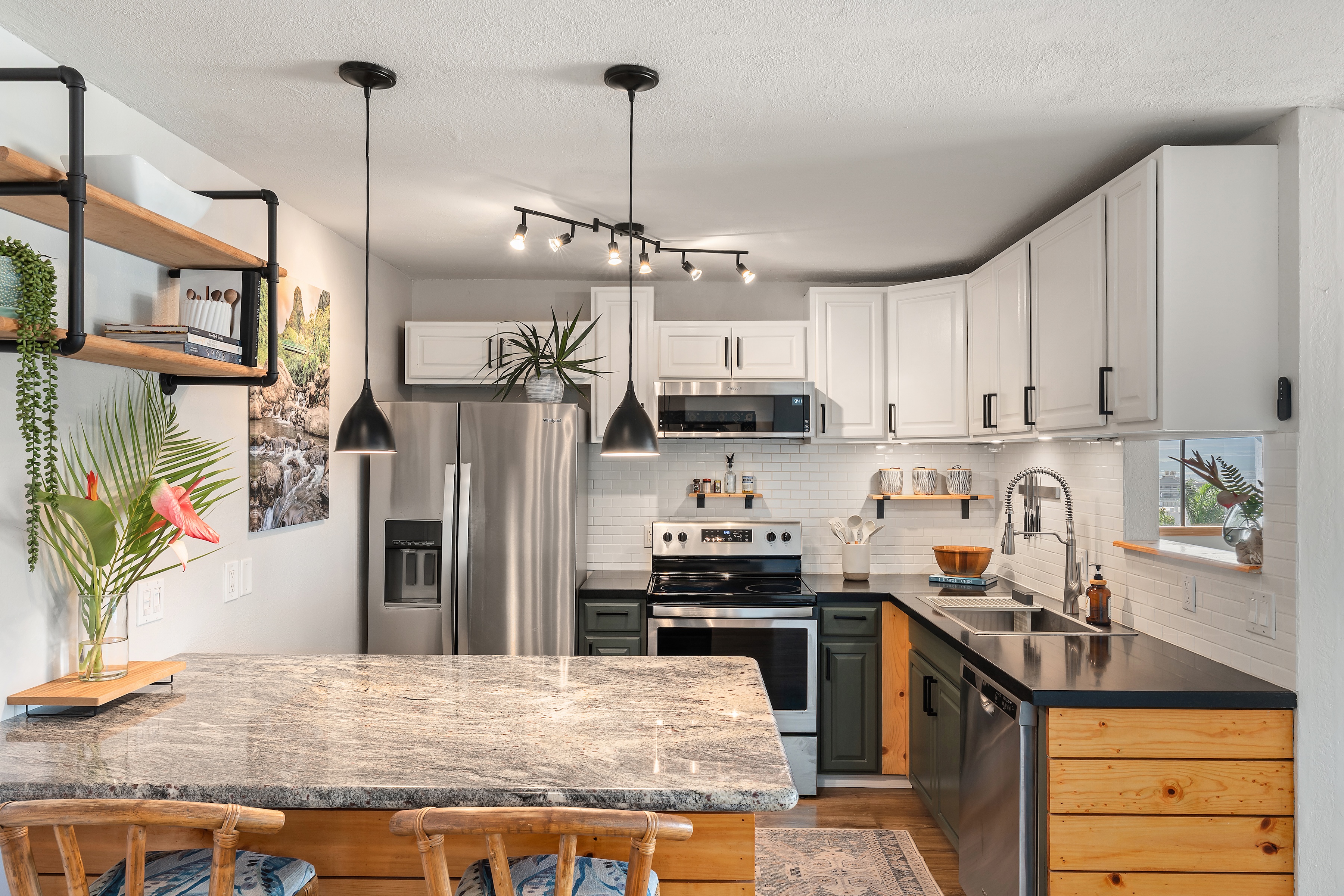  Centrally Located Living with Vaulted Ceilings and Views - 物件實景
