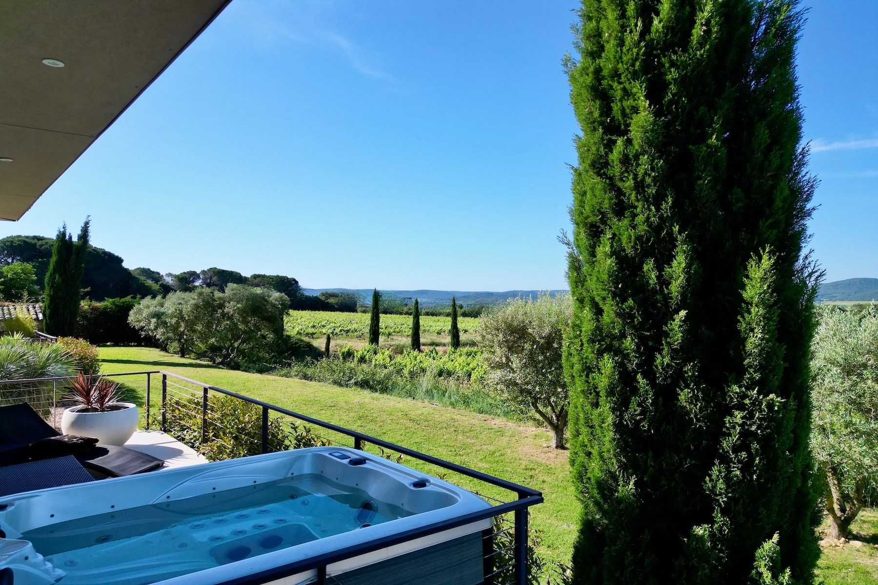  Elegant contemporary villa in the heart of the vineyards, 20 minutes from Uzès,… - 物件實景