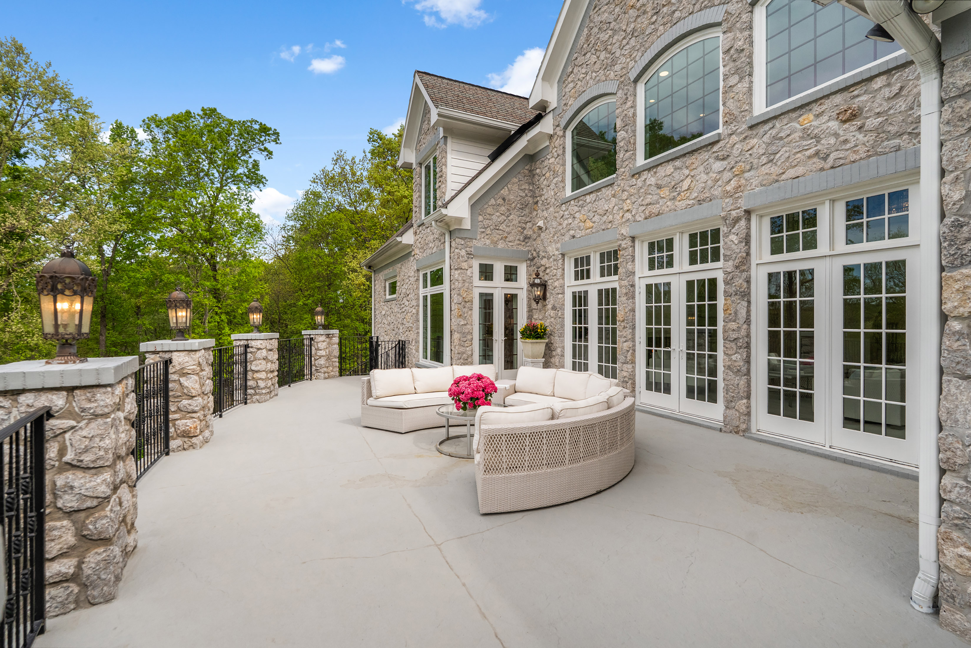  Experience Elevated Living in this Exceptional Estate-Style Residence - 物件實景