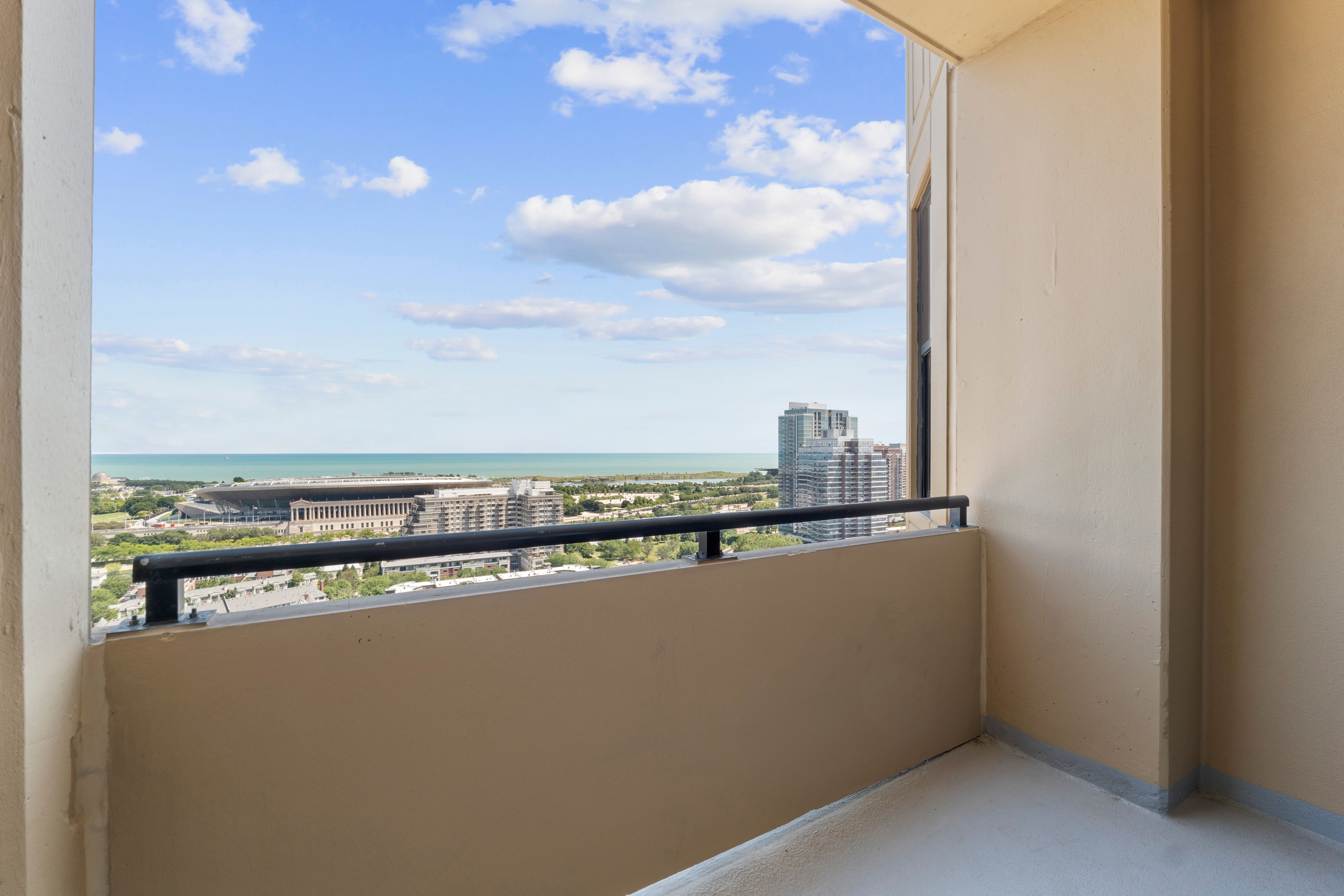  Breathtaking East-facing Views of Lake Michigan and Soldier Field - 物件實景