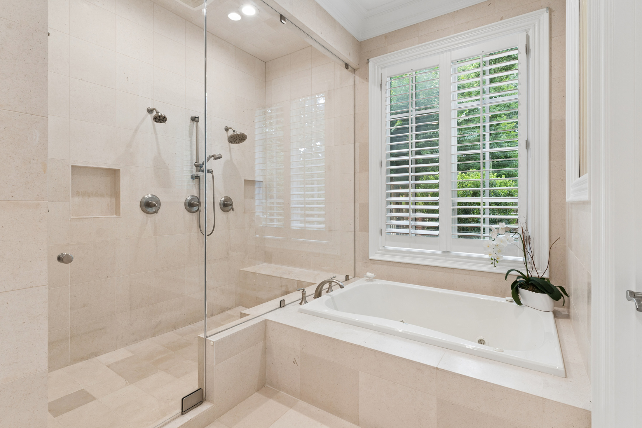  Timeless Design, Privacy, and Exceptional Outdoor Living in Sandy Springs - 物件實景