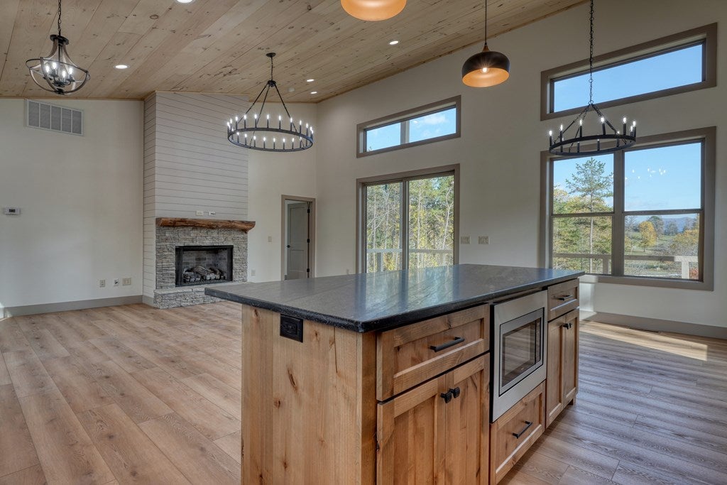 Hayesville, North Carolina, 28904, United States, 3 Bedrooms Bedrooms, ,4 BathroomsBathrooms,Residential,For Sale,1839913