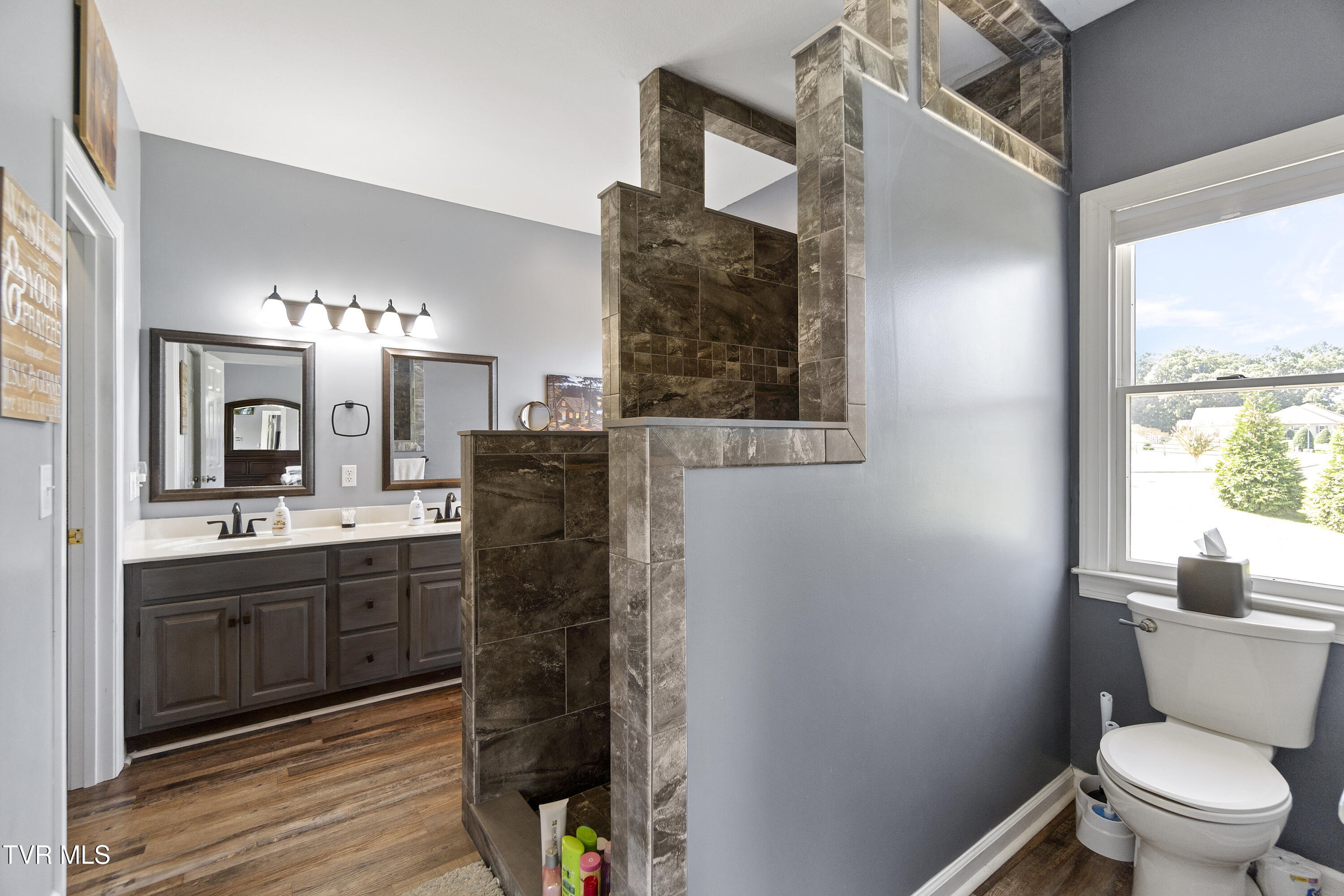 Greeneville, Tennessee, 37743, United States, 4 Bedrooms Bedrooms, ,3 BathroomsBathrooms,Residential,For Sale,1997780