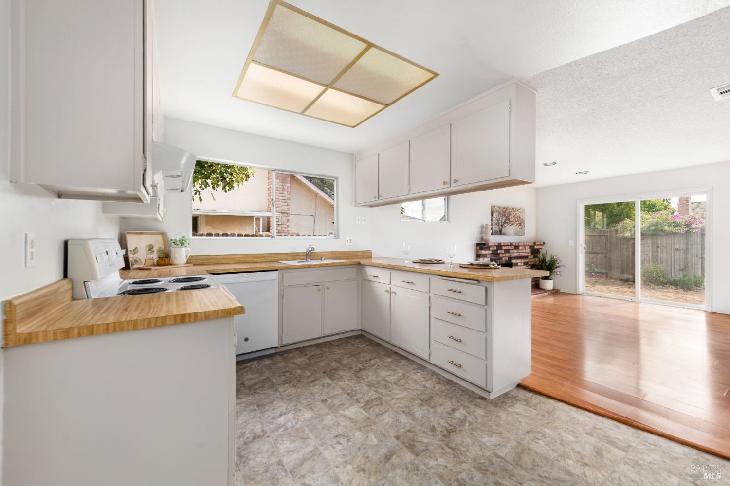 Vacaville, California, 95687, United States, 4 Bedrooms Bedrooms, ,2 BathroomsBathrooms,Residential,For Sale,1977124