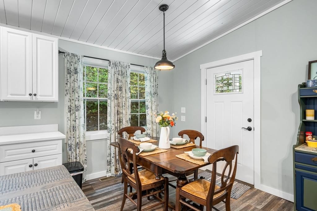 Murphy, North Carolina, 28906, United States, 2 Bedrooms Bedrooms, ,2 BathroomsBathrooms,Residential,For Sale,1976149