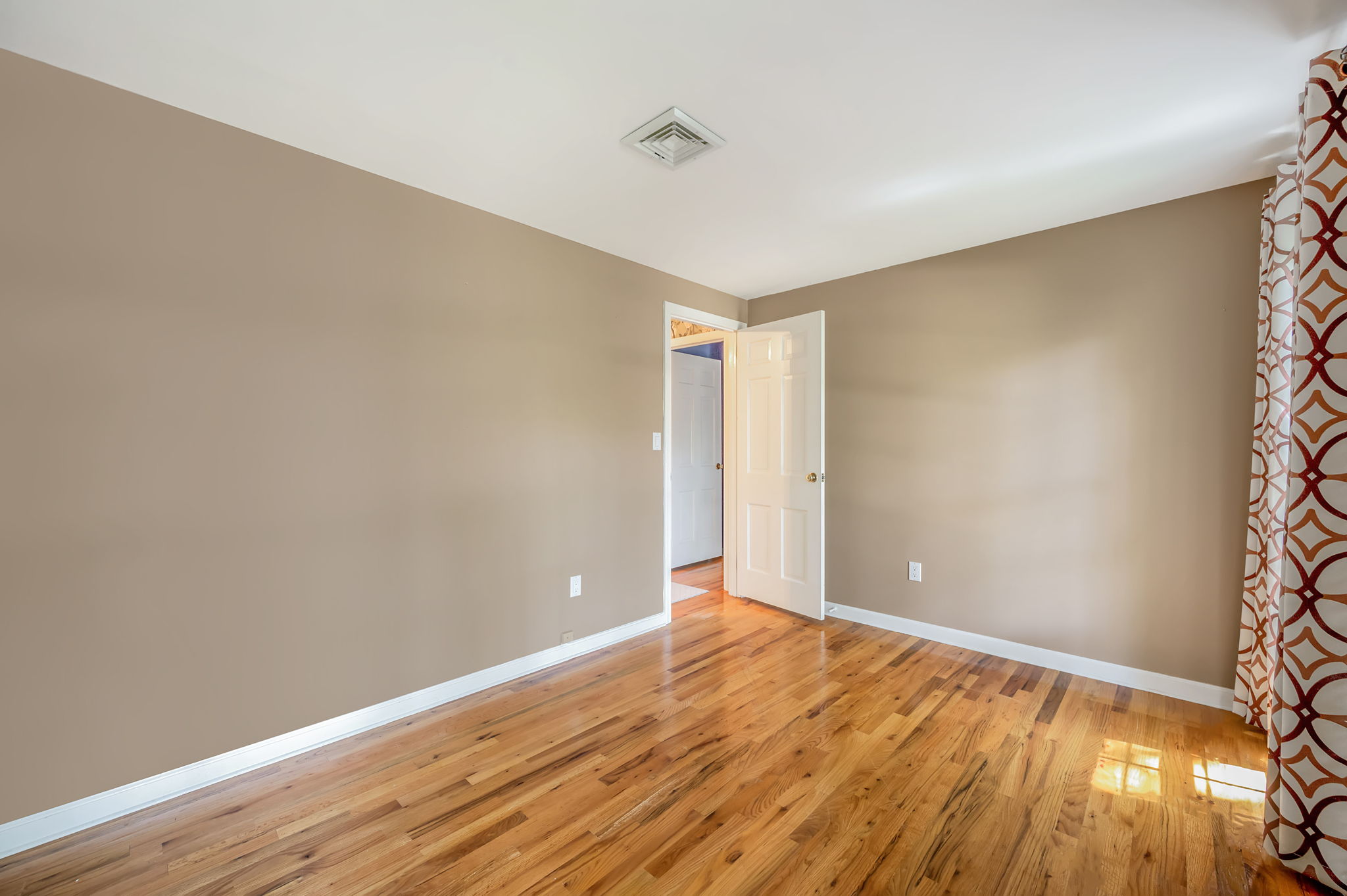 Mount Sinai, New York, 11766, United States, 4 Bedrooms Bedrooms, ,3 BathroomsBathrooms,Residential,For Sale,1924395