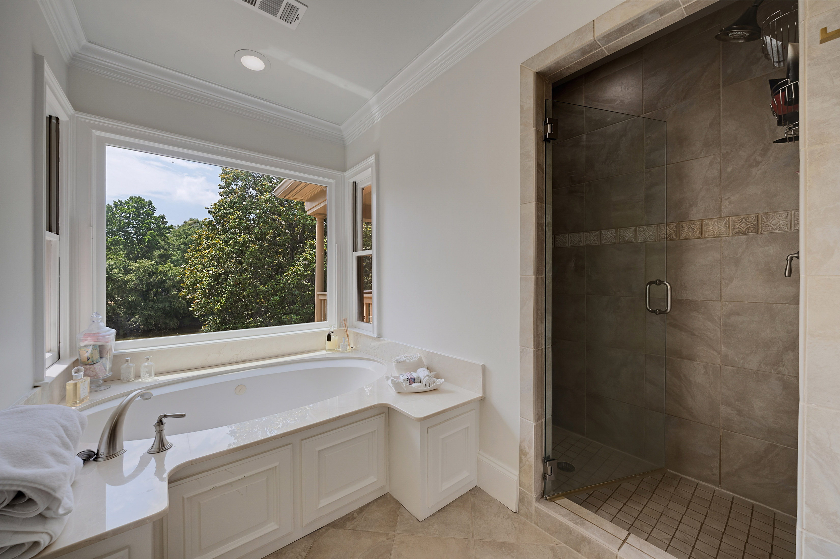  Elegantly Renovated Townhome in Gated Community - 物件實景