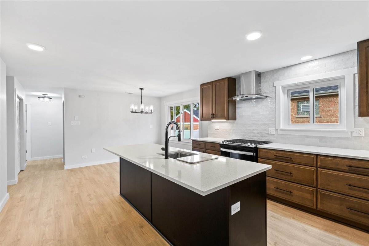 Evergreen Park, Illinois, 60805, United States, 5 Bedrooms Bedrooms, ,4 BathroomsBathrooms,Residential,For Sale,1972389