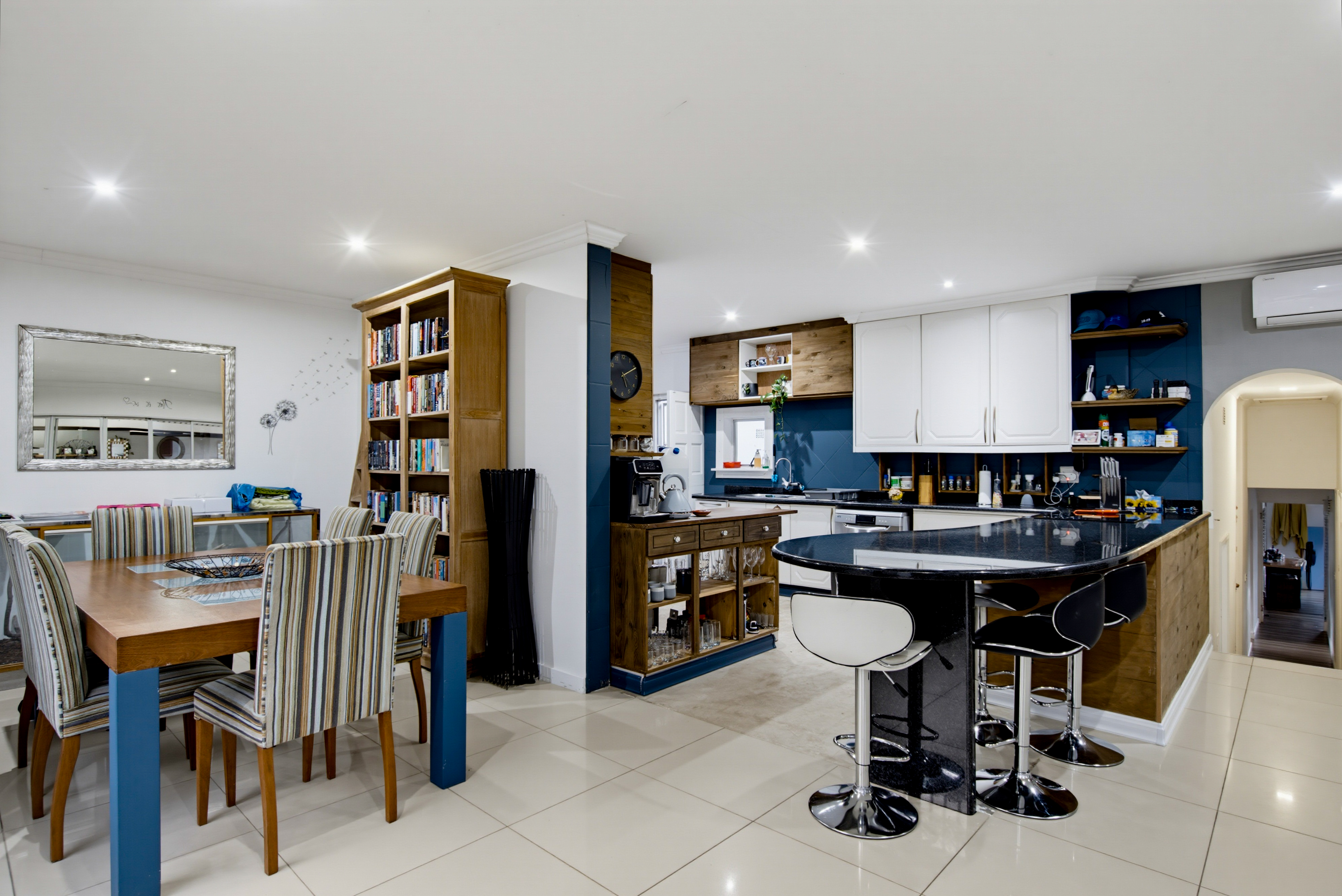  Spacious 5 Bedroom Split-Level Family Home with Pool - 物件實景