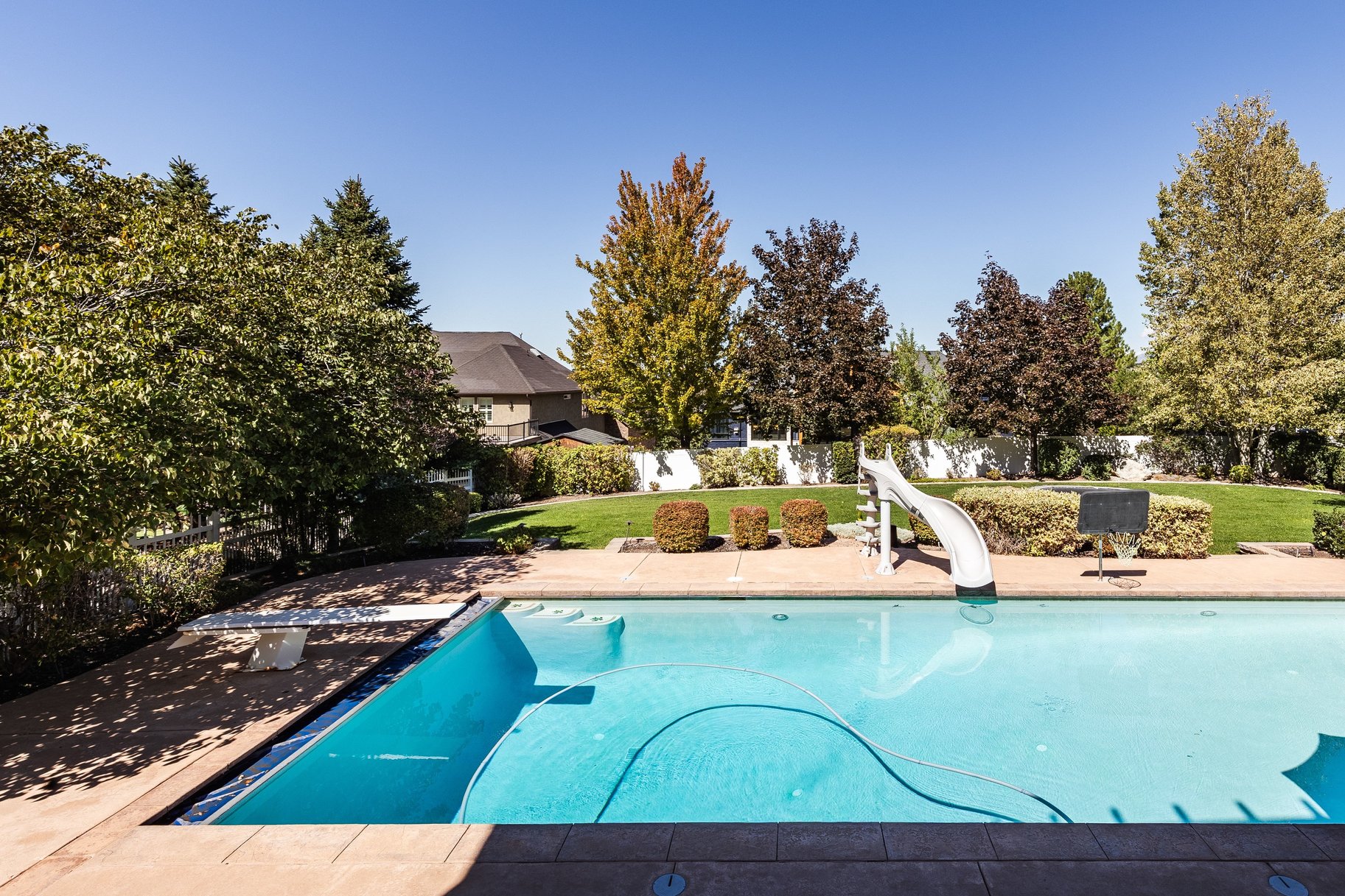  Stately Gated-Community Estate on Nearly Half an Acre: Vaulted Ceilings, Valley - 物件實景